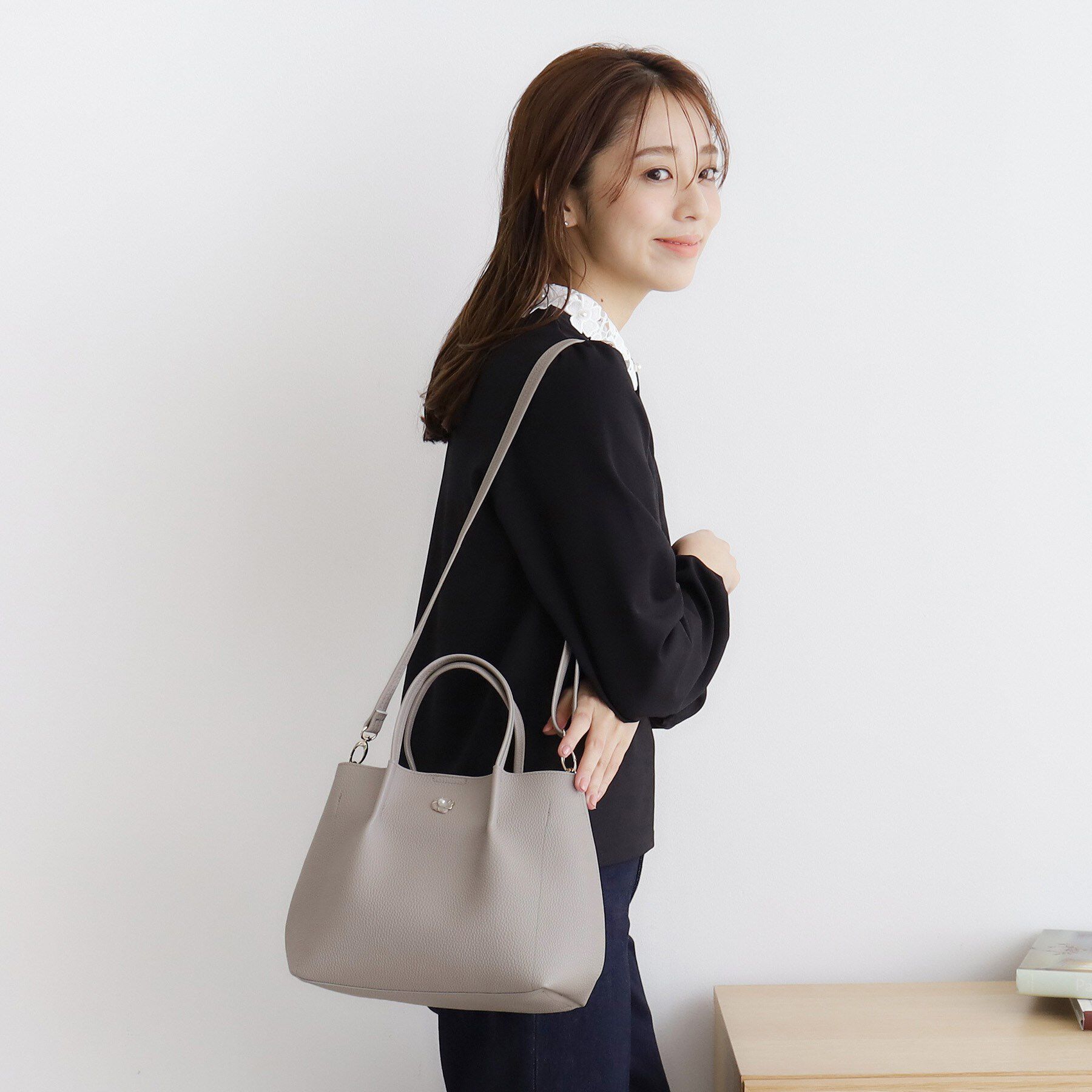 index「【2WAY】フラワーパーツ合皮ミドルトートバッグ」|トートバッグ|