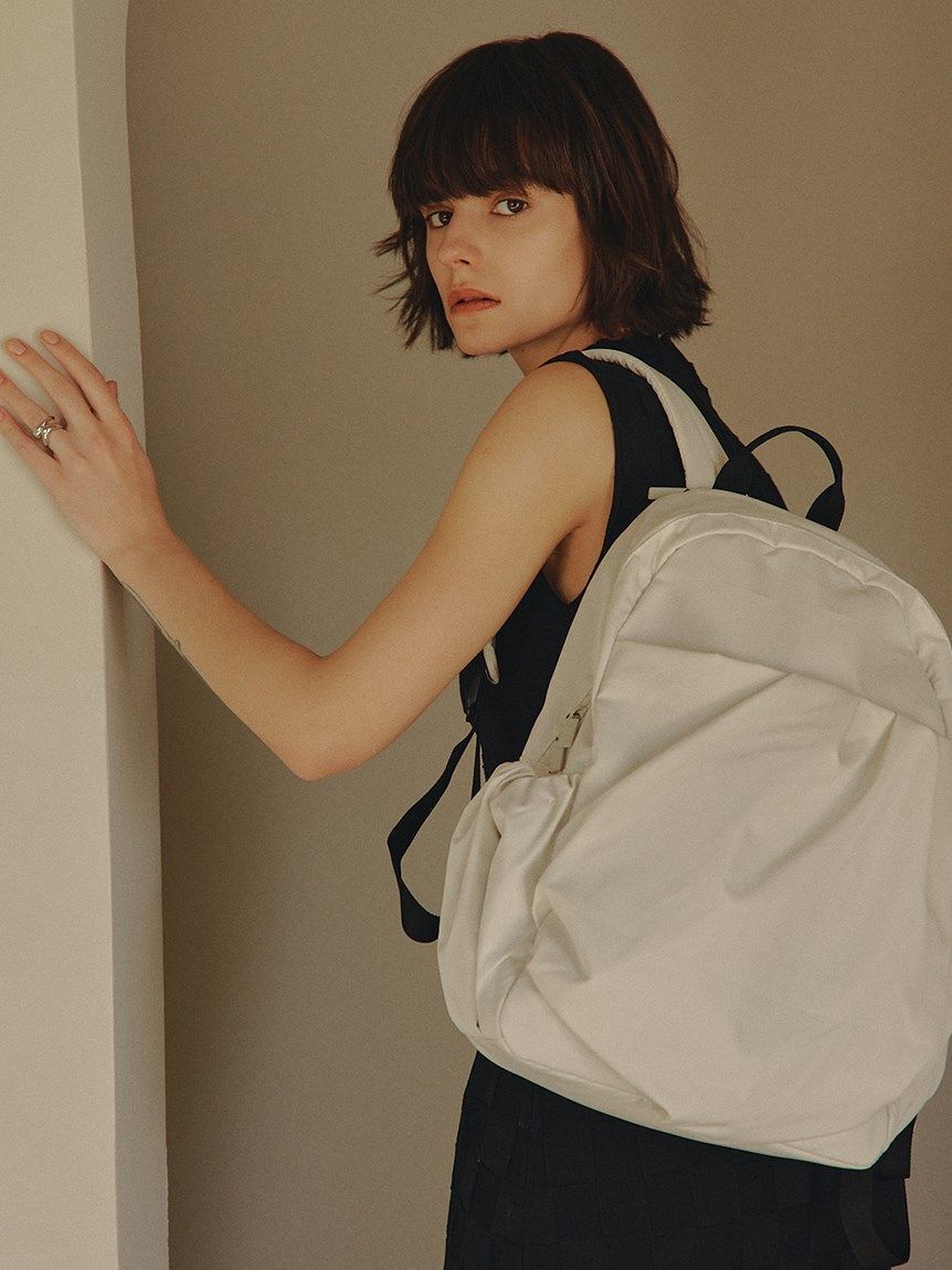 emmi atelier「【ONLINE限定カラー】eco 撥水ギャザーボディーバックパック」|リュック|