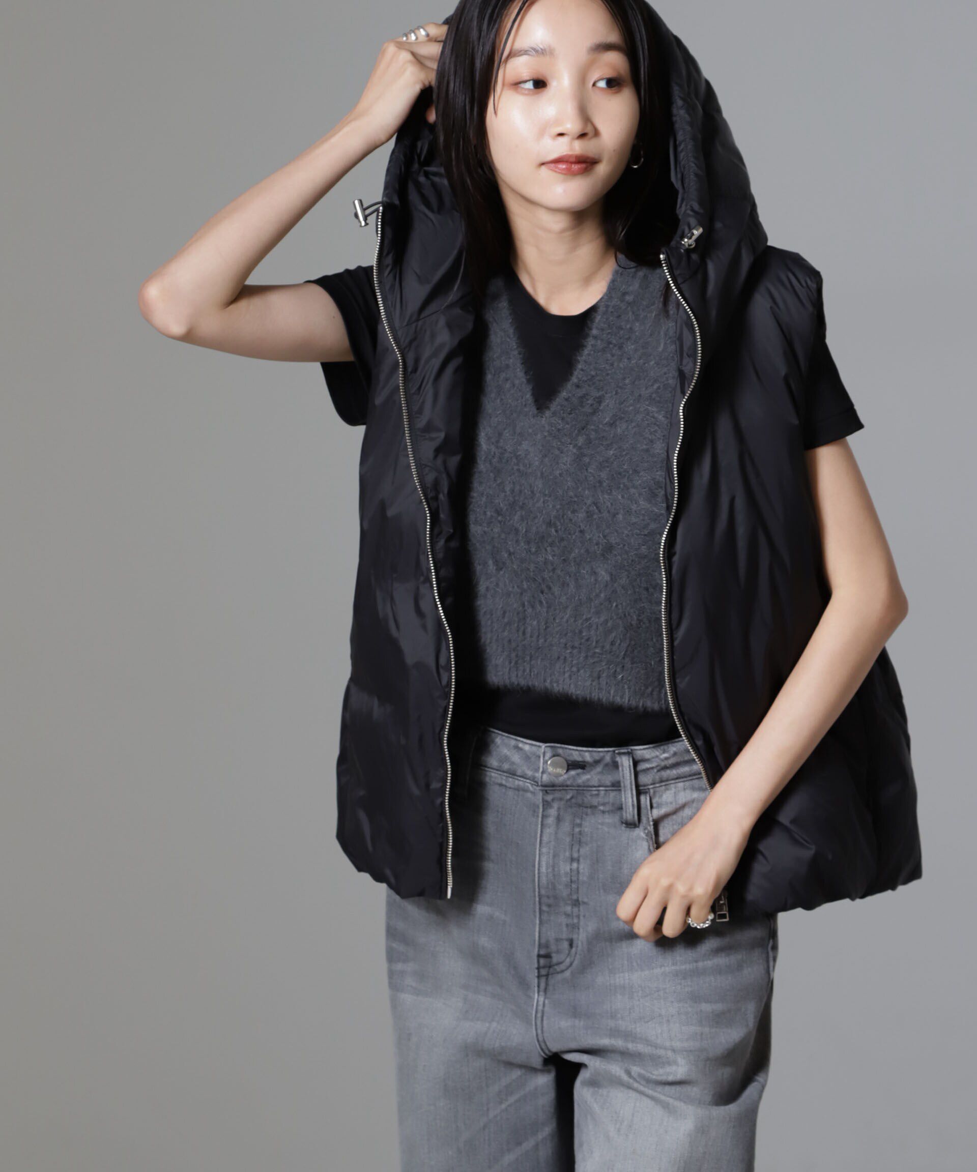 nano･universe「撥水加工ライトダウン フードジップアップベスト」|ダウン|