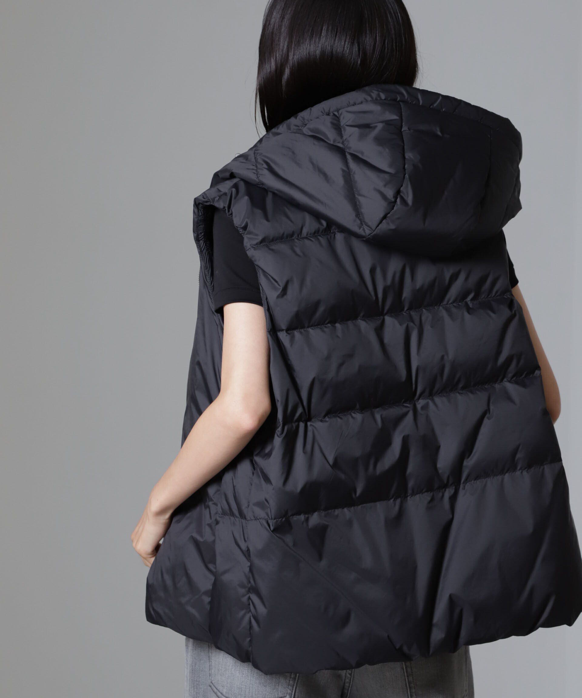 nano･universe「撥水加工ライトダウン フードジップアップベスト」|ダウン|