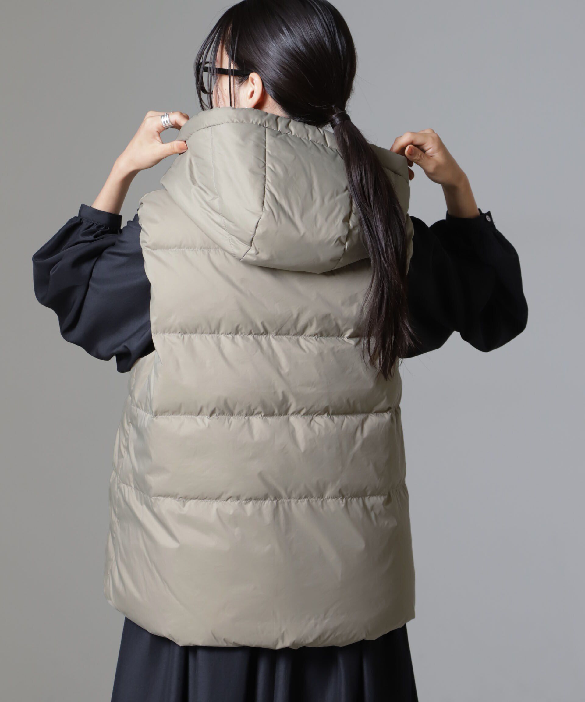 nano･universe「撥水加工ライトダウン フードジップアップベスト」|ダウン|