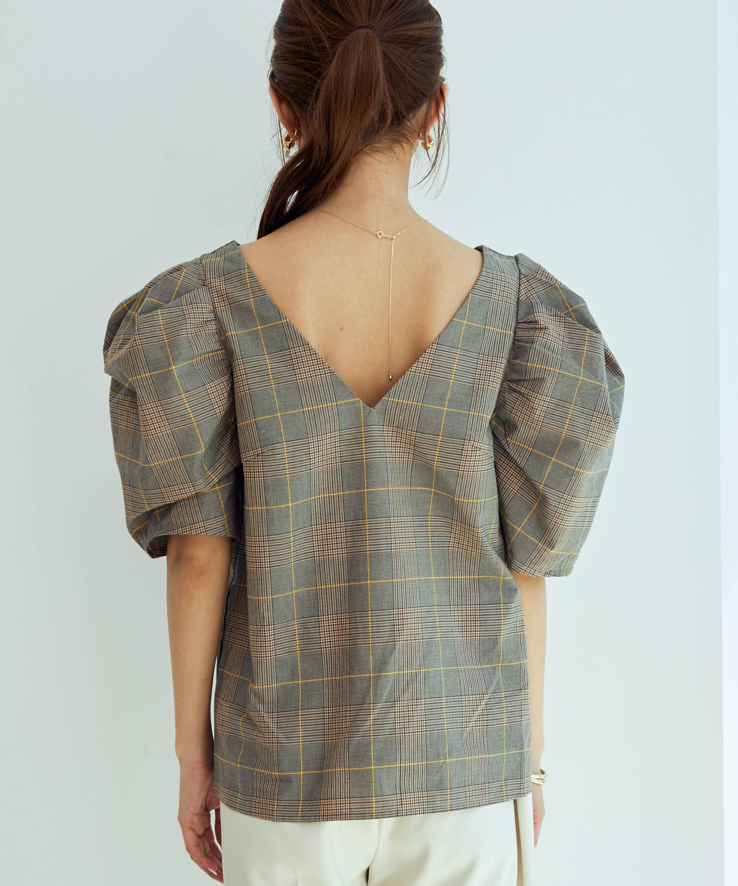 vis-a-vis「【WEB限定】Vネックバック釦ボリュームスリーブブラウス」|シャツ・ブラウス|