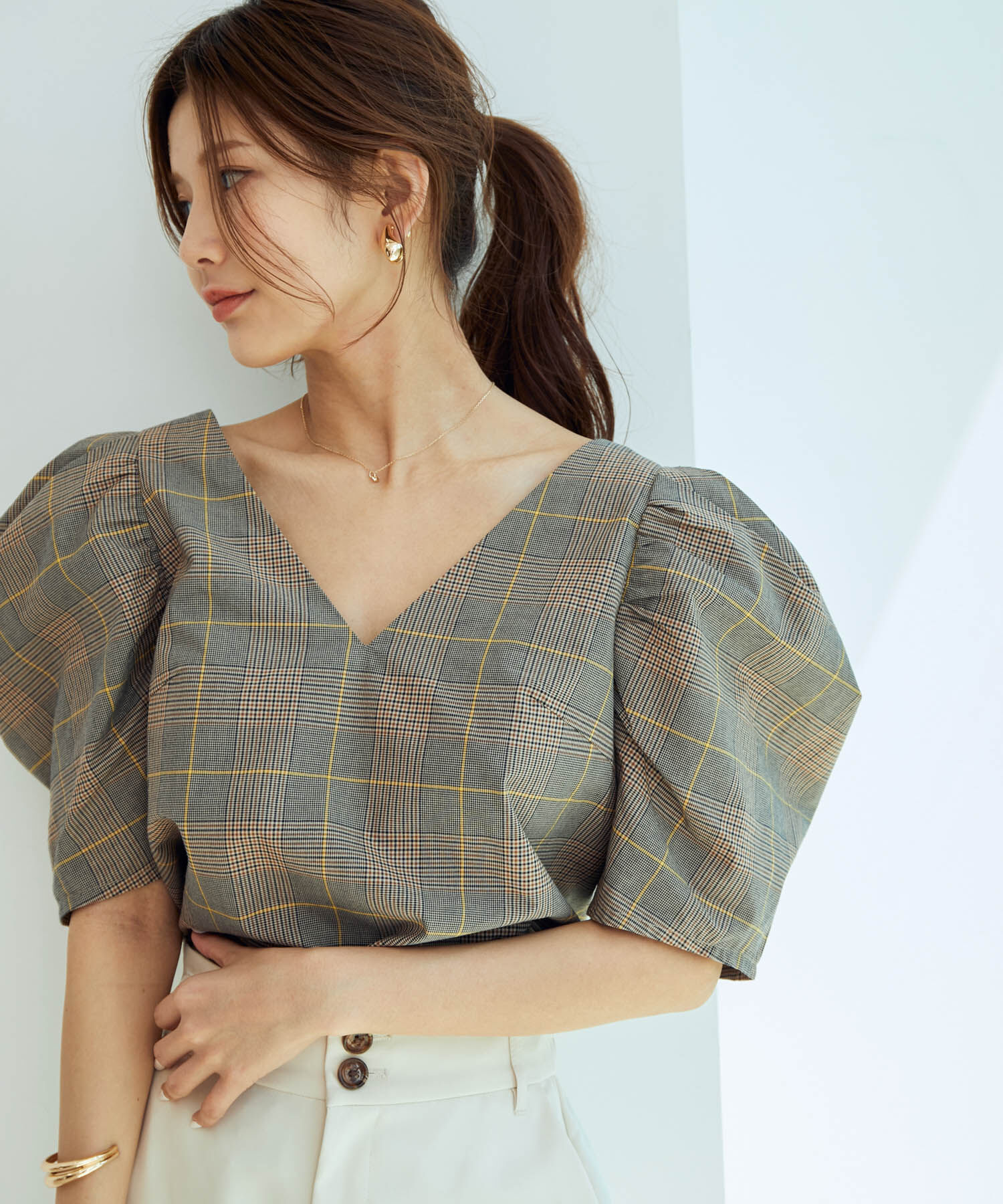 vis-a-vis「【WEB限定】Vネックバック釦ボリュームスリーブブラウス」|シャツ・ブラウス|