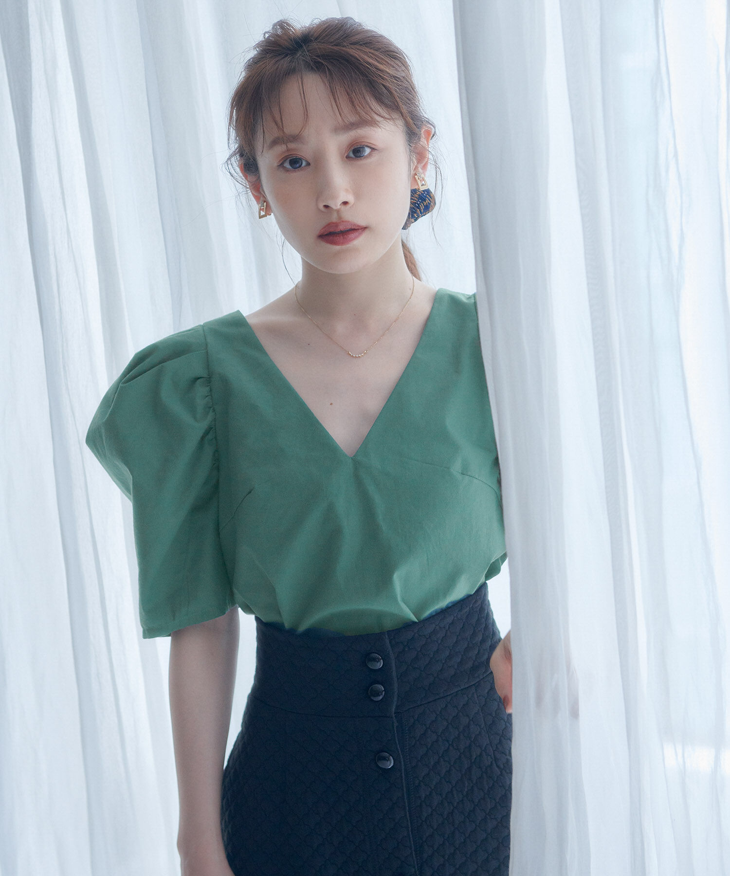 vis-a-vis「【WEB限定】Vネックバック釦ボリュームスリーブブラウス」|シャツ・ブラウス|
