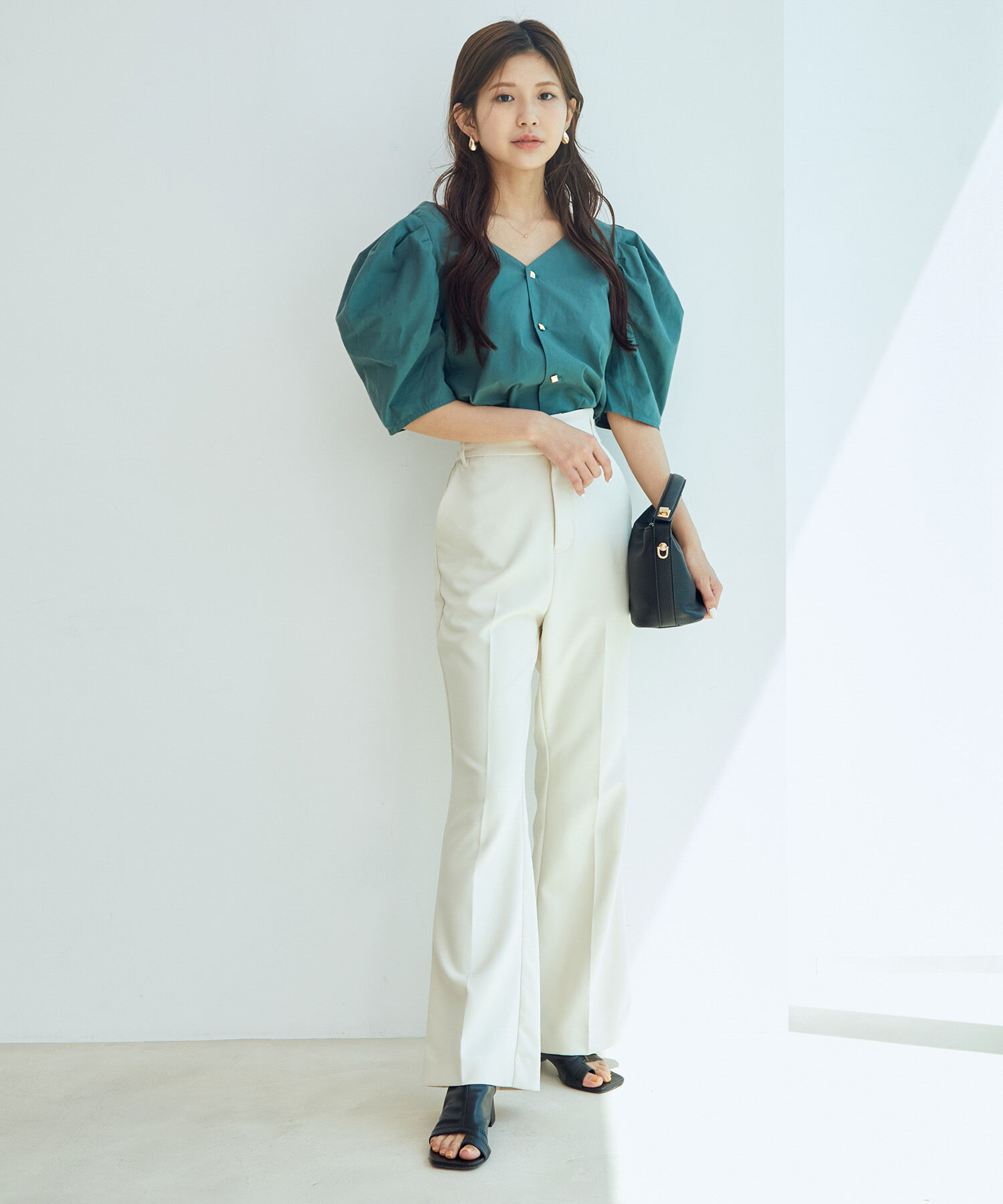 vis-a-vis「【WEB限定】Vネックバック釦ボリュームスリーブブラウス」|シャツ・ブラウス|