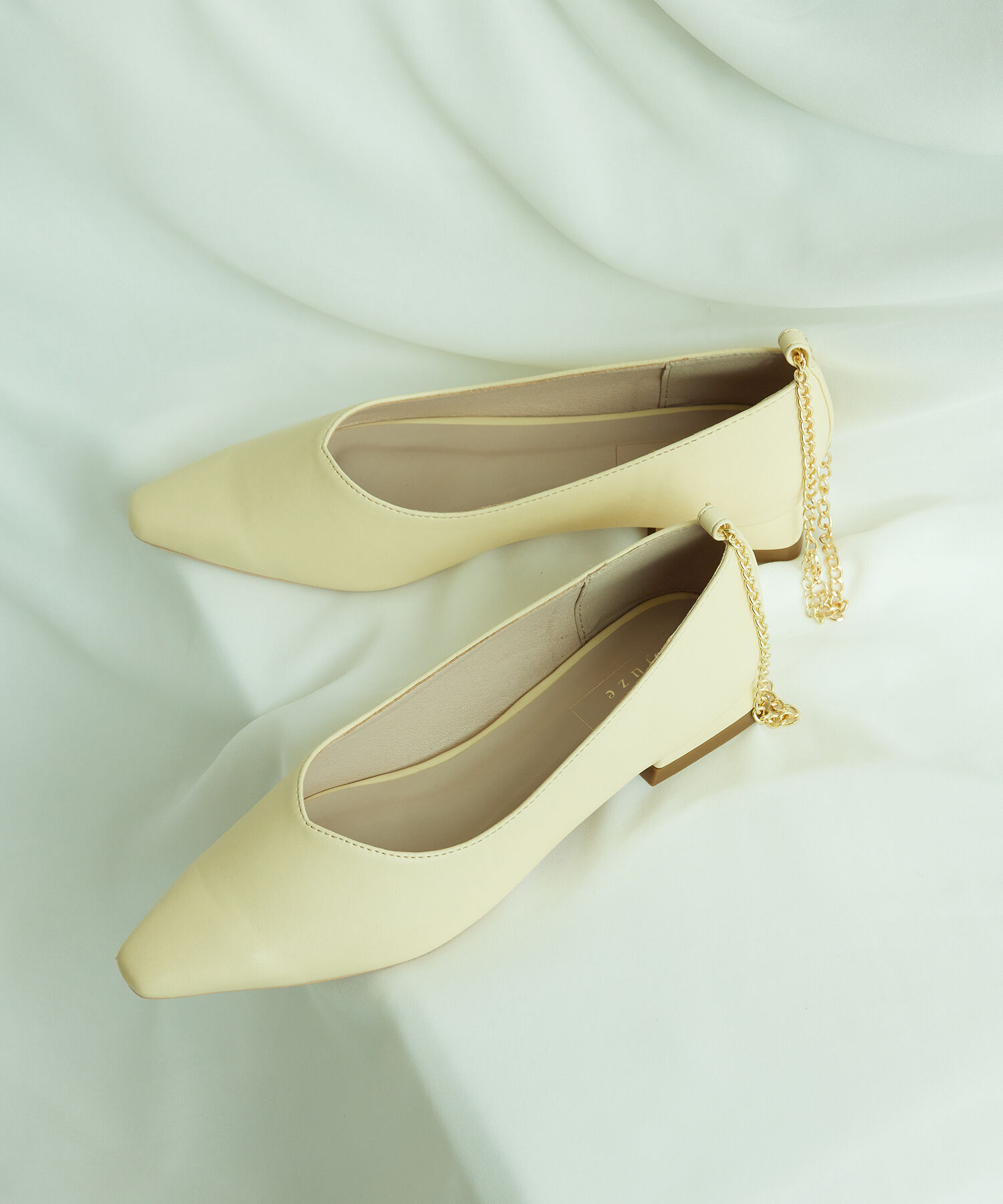 Juze「アンクルチェーンストラップパンプス」|パンプス|クリーム系(85)