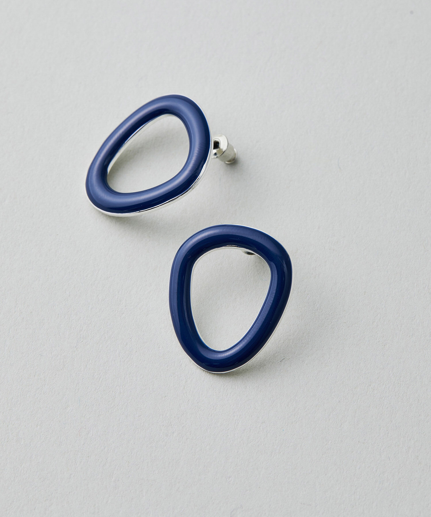 VIS「オーバルエポカラーピアス」|ピアス|ネイビー(40)