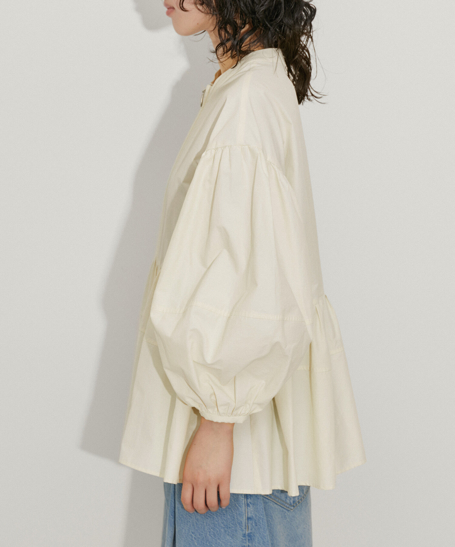 ADAM ET ROPE'「【再入荷・新色追加・サステナブル】ペプラムジップブラウス」|シャツ・ブラウス|