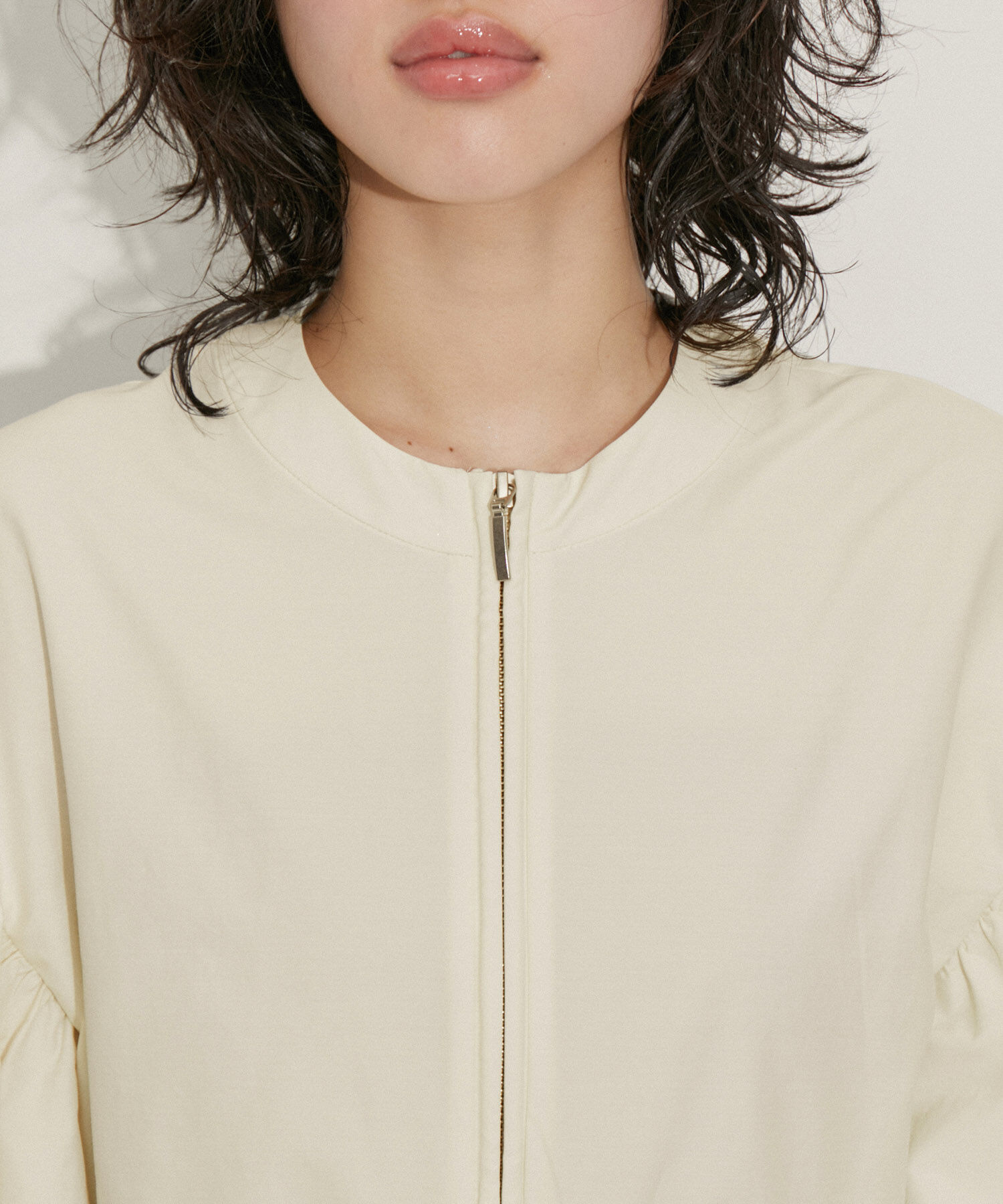 ADAM ET ROPE'「【再入荷・新色追加・サステナブル】ペプラムジップブラウス」|シャツ・ブラウス|