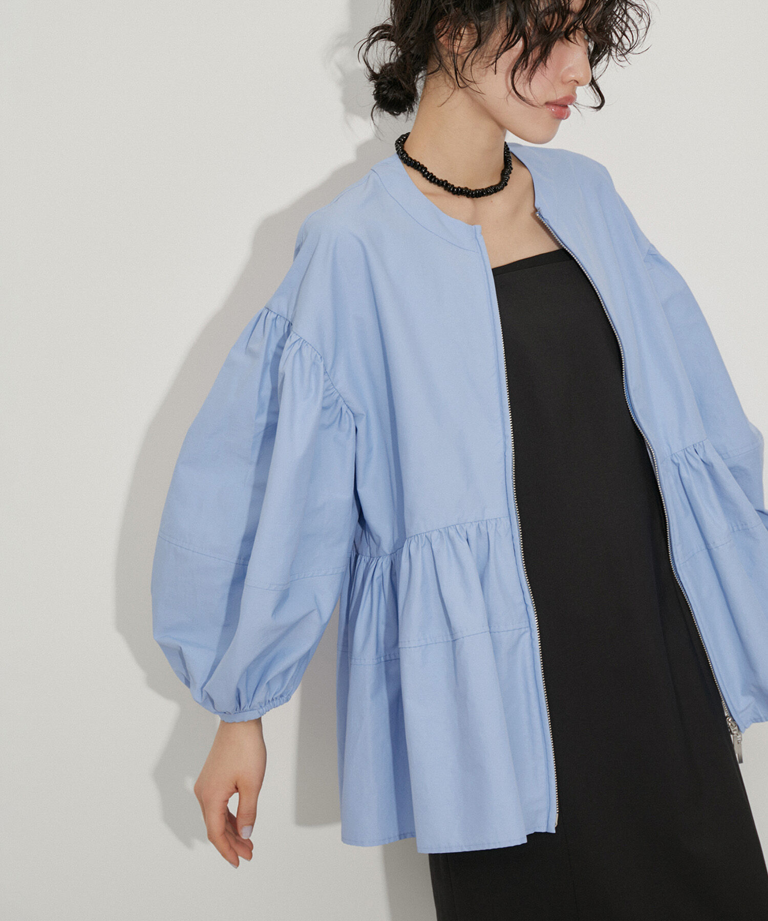 ADAM ET ROPE'「【再入荷・新色追加・サステナブル】ペプラムジップブラウス」|シャツ・ブラウス|サックス(48)