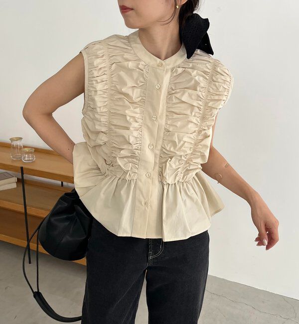 「【春に人気だったアイテムが夏仕様に】シャーリングペプラムノースリシャツ」|シャツ・ブラウス|ベージュ