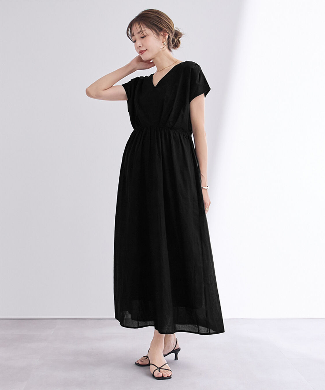 ur's「コットンVネックフレンチスリーブワンピース」|ワンピース|ブラック