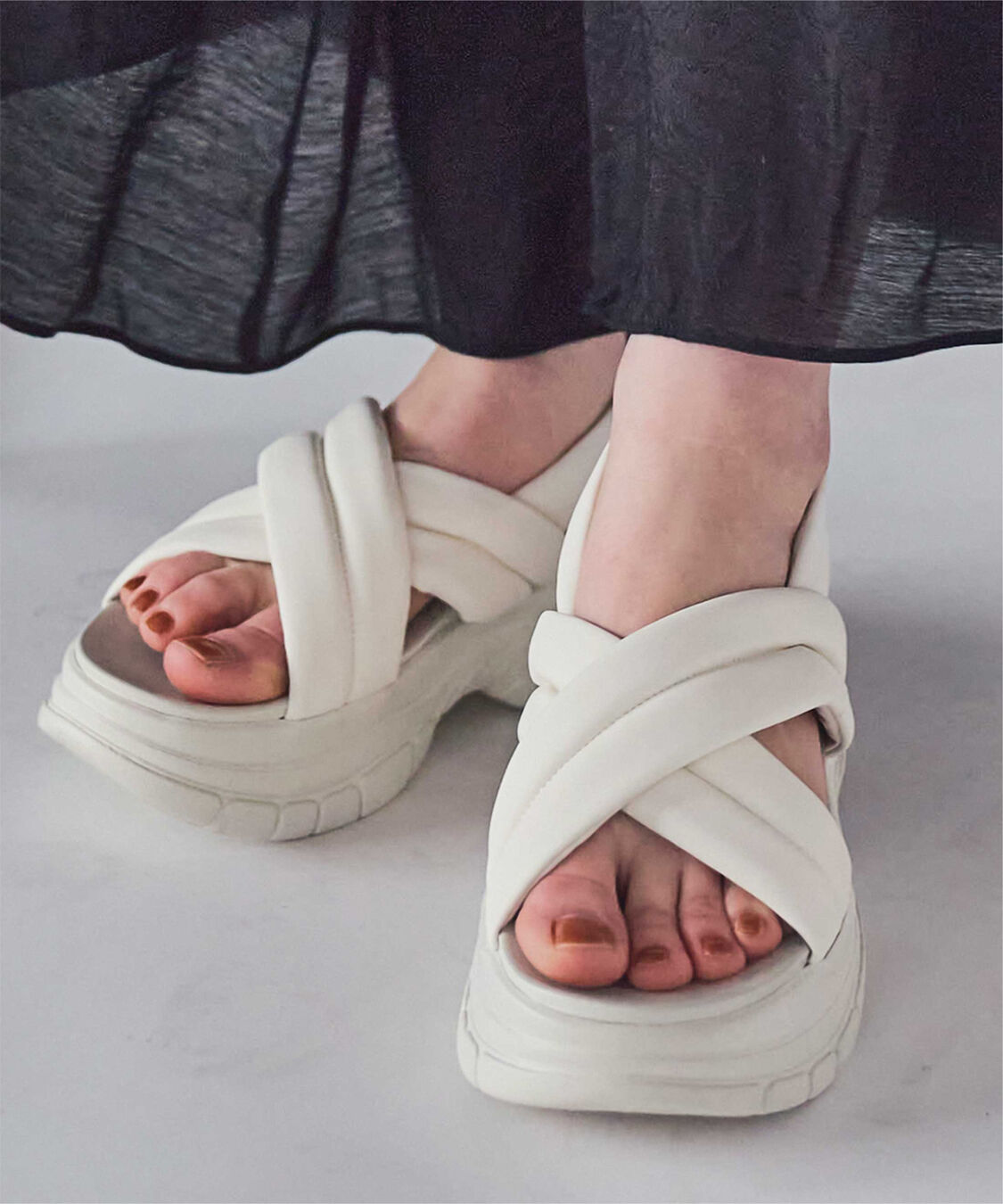 titivate「クロスパデットサンダル」|サンダル|アイボリー