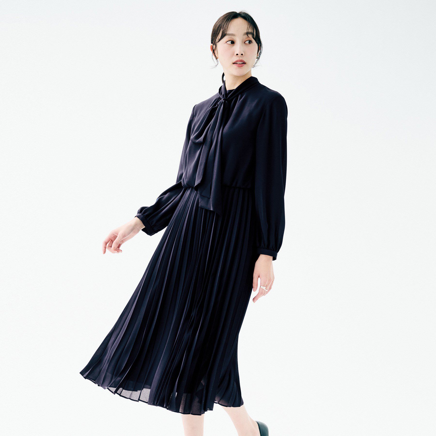 UNTITLED「ボウタイ プリーツワンピース」|ワンピース|ネイビー(094)