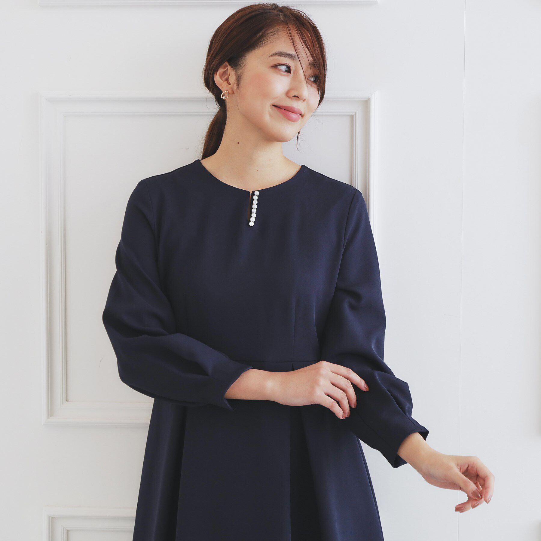 index「＜通勤・セレモニー対応＞キーネックパール調フレアワンピース【洗濯機洗い可/イージーアイロン】」|ワンピース|ネイビー(094)