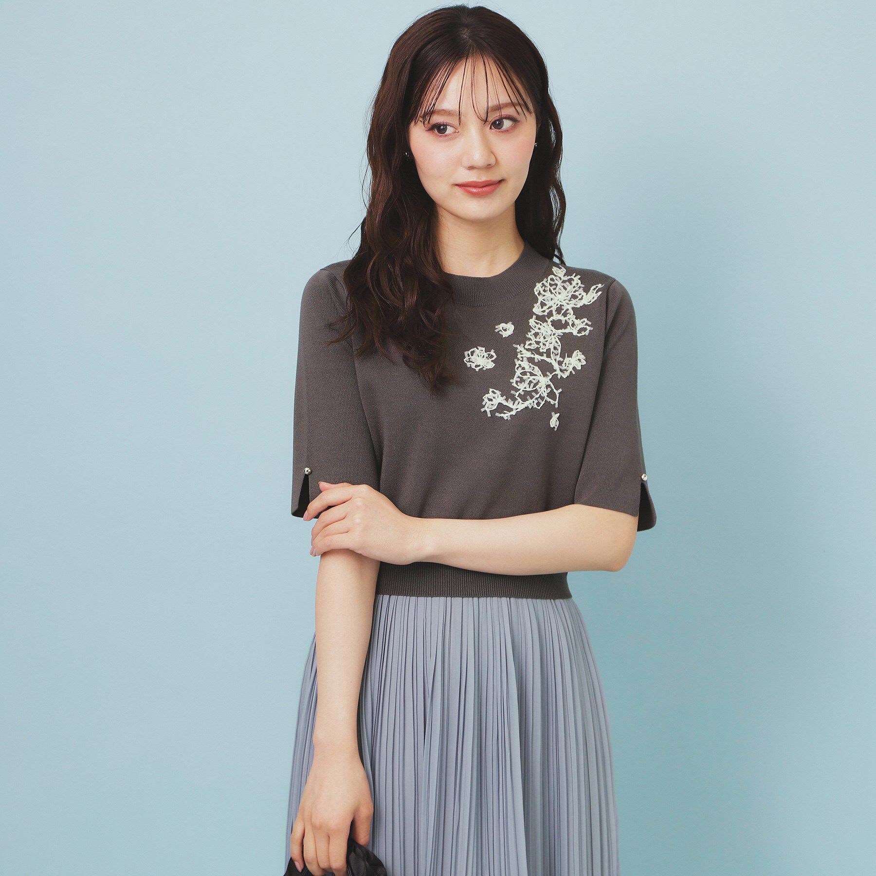 index「刺繍デザインドッキングプリーツワンピース【洗濯機OK】」|ワンピース|チャコールグレー(0