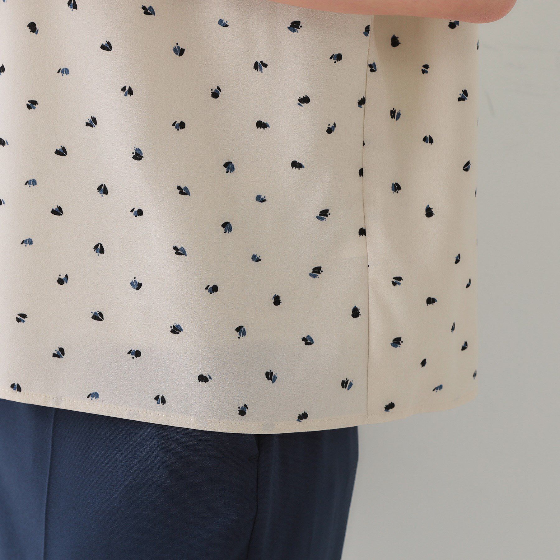 OPAQUE.CLIP「幾何柄アソート タックドルマンスリーブブラウス【洗濯機洗い可】」|シャツ・ブラウス|