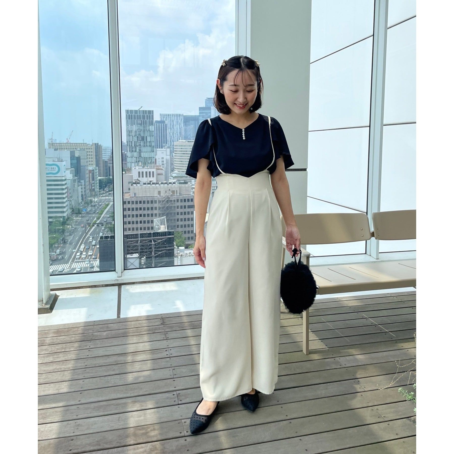 Couture broach「【洗える・二の腕カバー】一枚で華やかにきまるVネックパール調フレアブラウス」|シャツ・ブラウス|