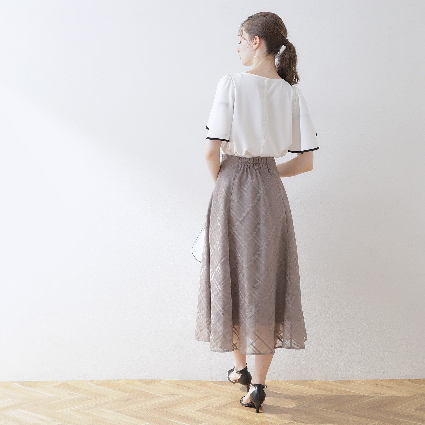 Couture broach「【洗える・二の腕カバー】一枚で華やかにきまるVネックパール調フレアブラウス」|シャツ・ブラウス|