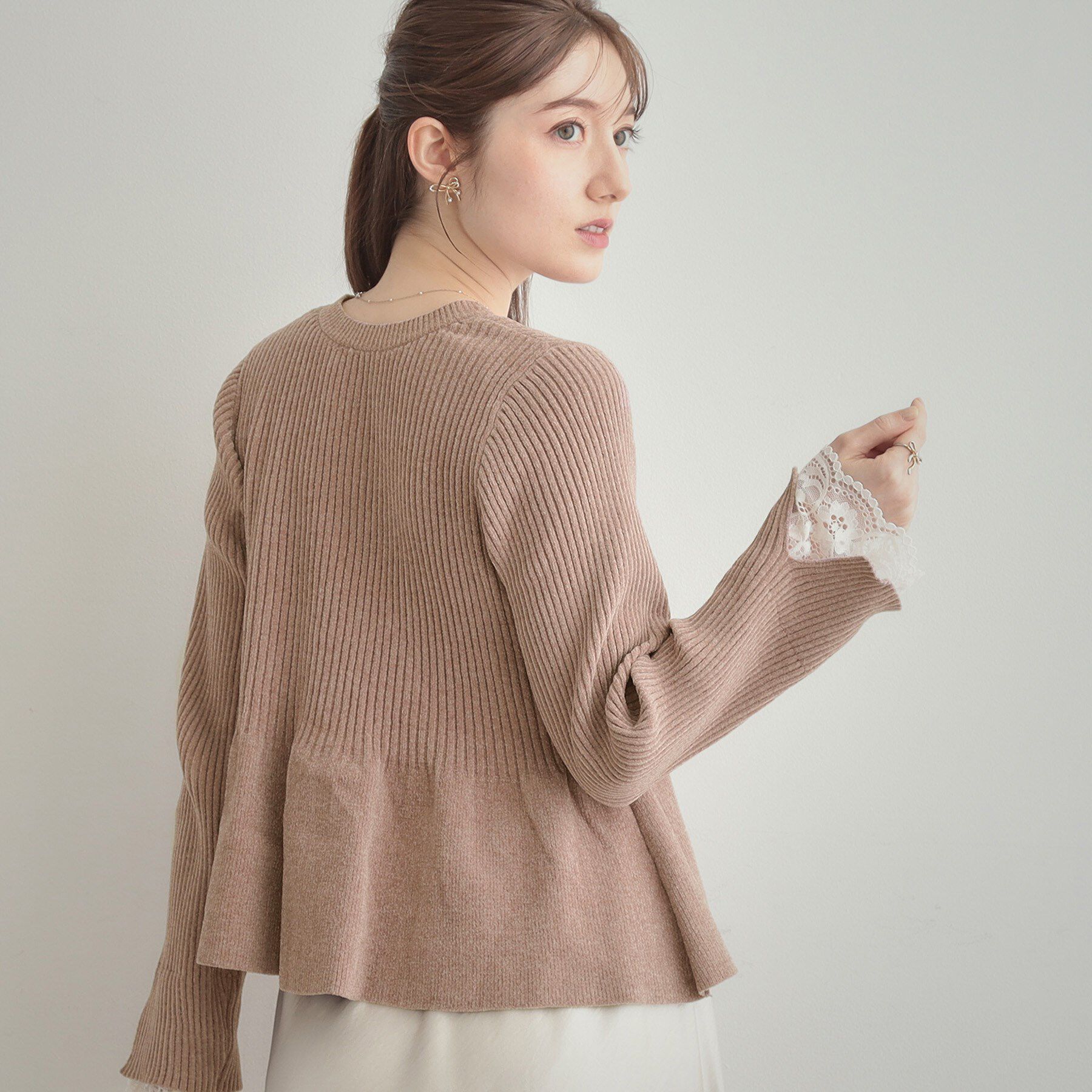 Couture broach「【袖口レース・着映え】短毛モールペプラム カーデ」|カーディガン|