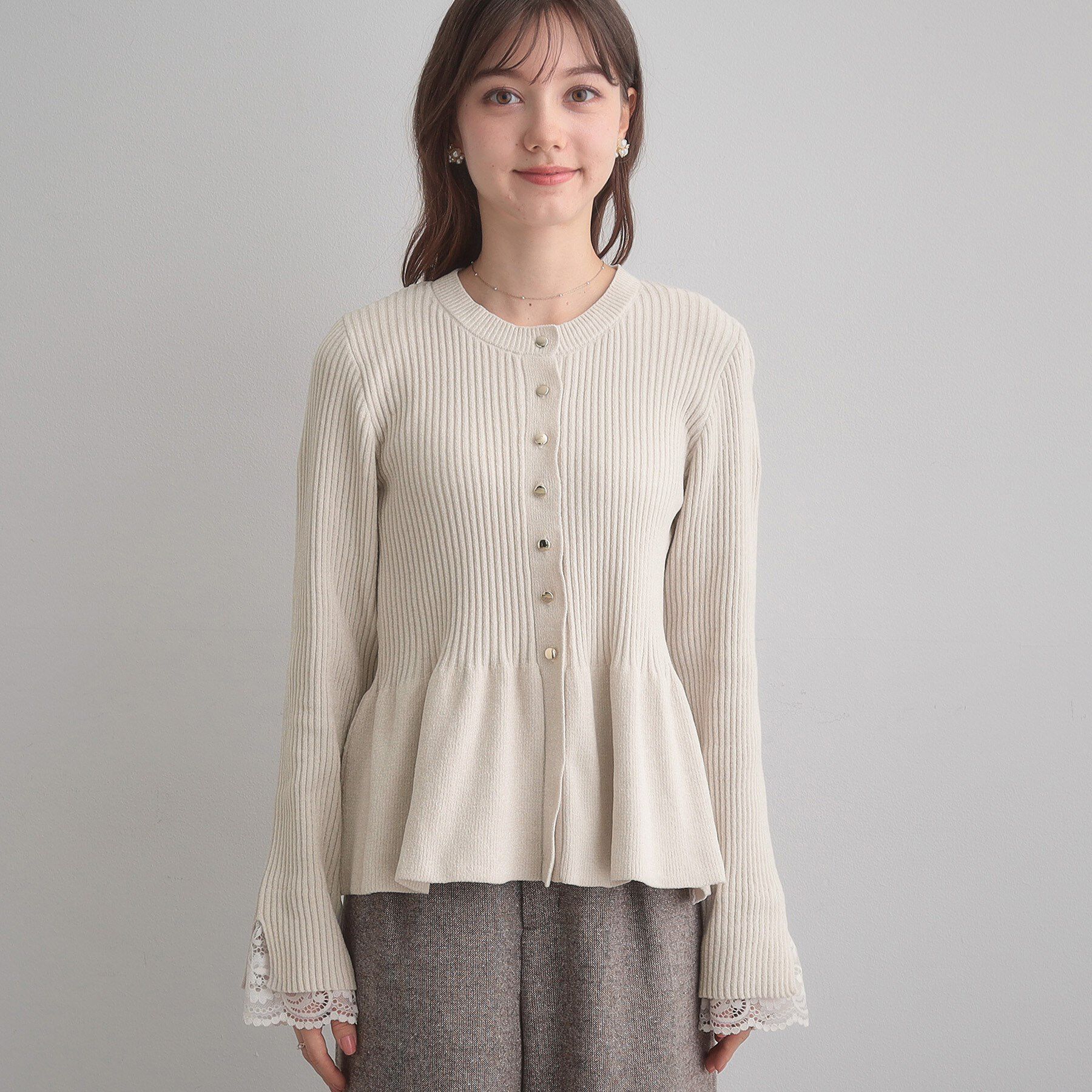 Couture broach「【袖口レース・着映え】短毛モールペプラム カーデ」|カーディガン|