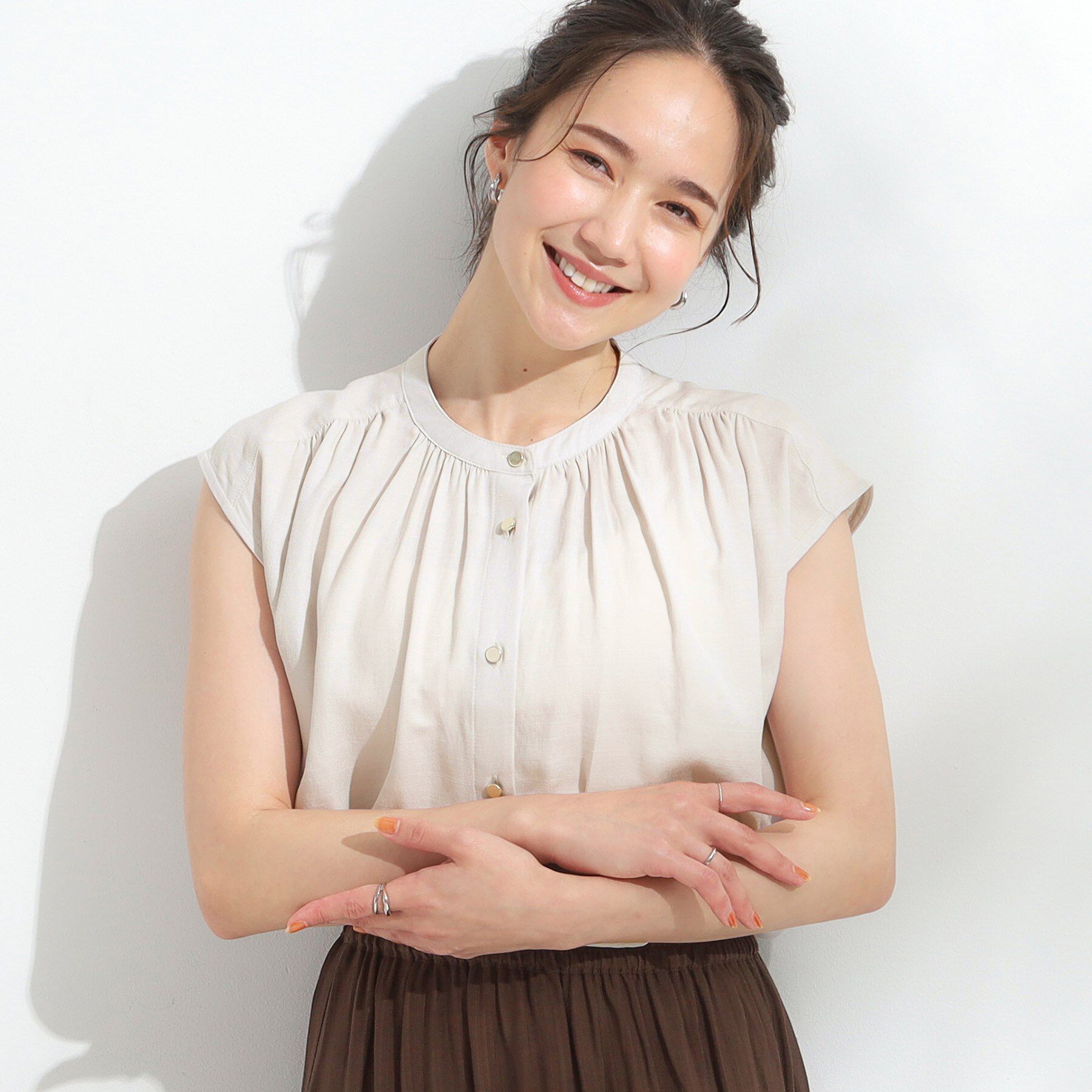 SHOO･LA･RUE「【S-LL/洗濯後しわになりにくい】上品にきれい見え スラブギャザーブラウス」|シャツ・ブラウス|グレージュ(050)