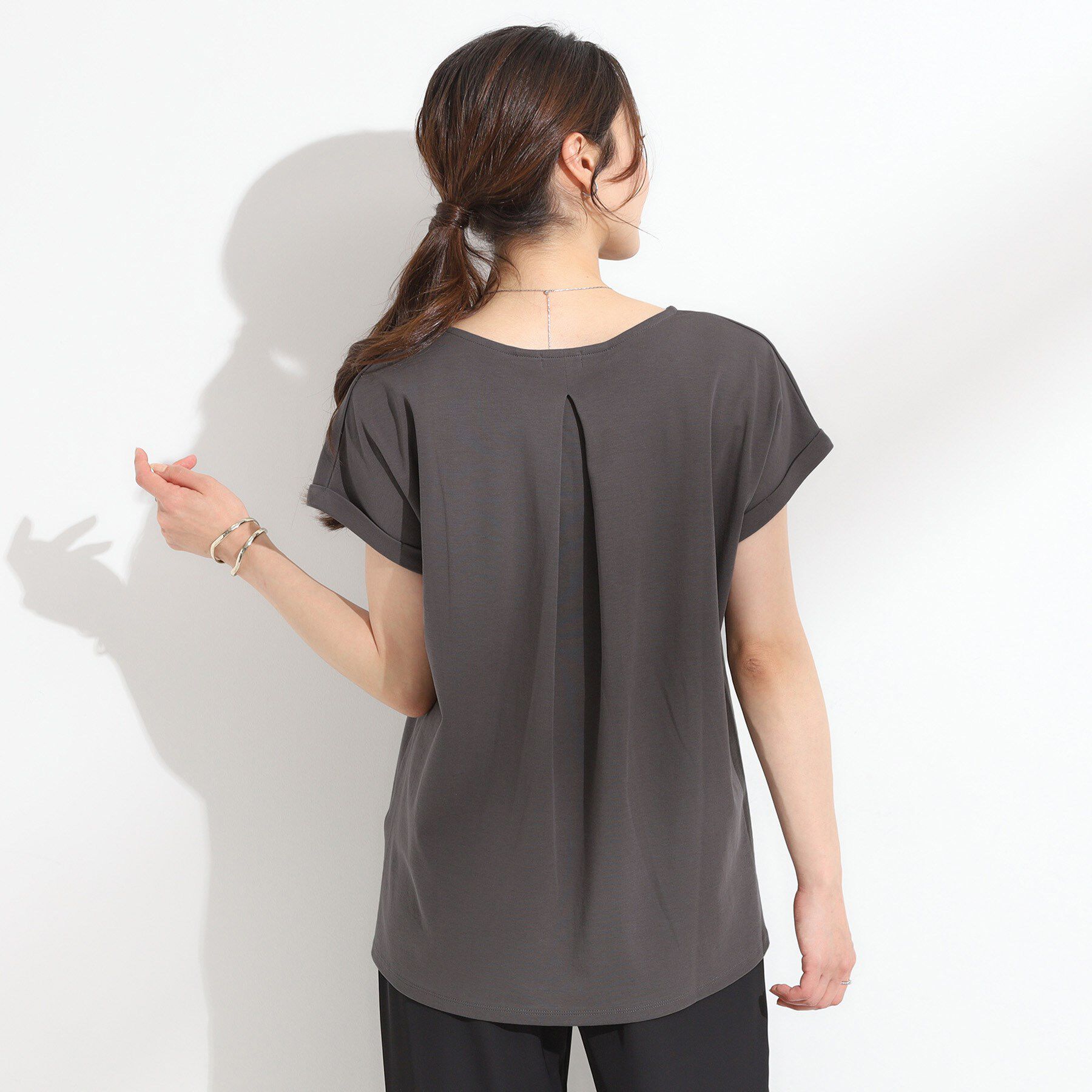 SHOO･LA･RUE「【汗ジミ防止/ひんやり/UV】ロゴプリントTシャツ」|Tシャツ・カットソー|