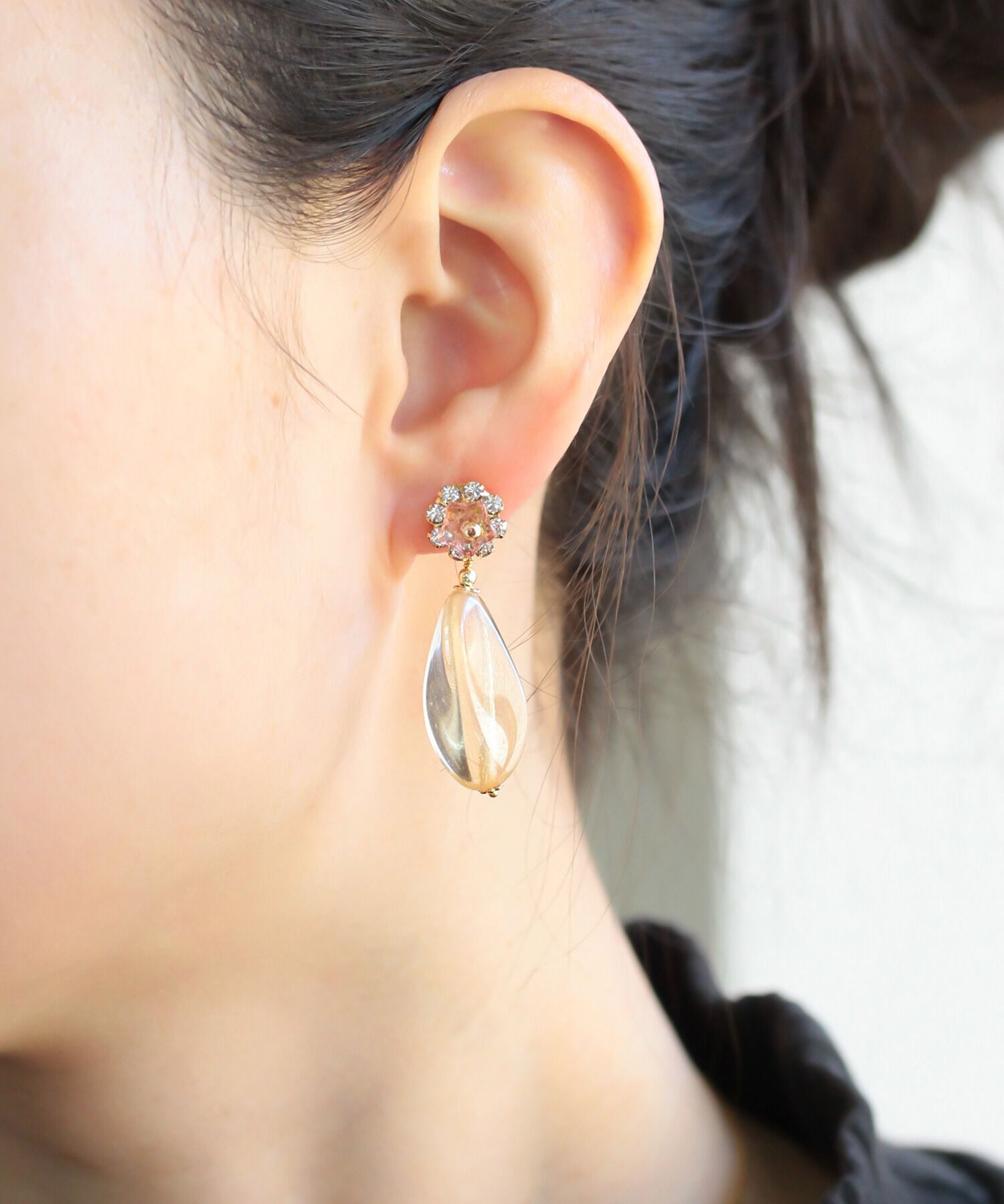  「Bonheur ベージュフラワー ドロップ ピアス」|ピアス|