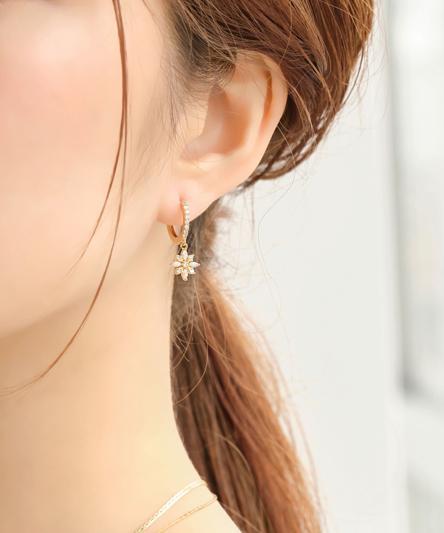 Phoebe「フラワーペンダントフープピアス」|ピアス|ゴールド