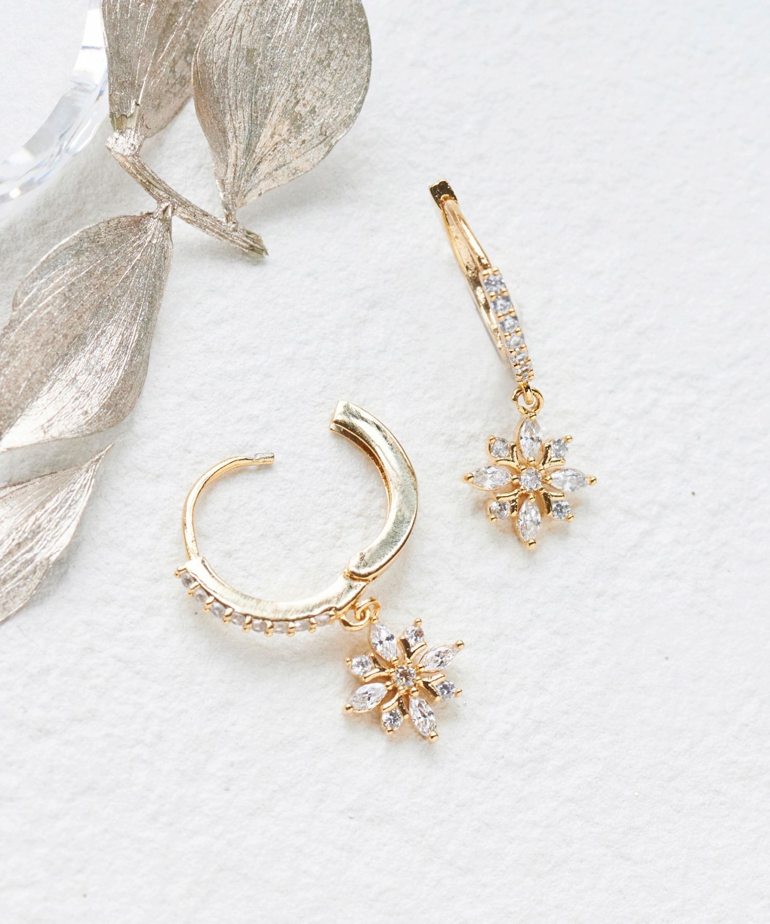 Phoebe「フラワーペンダントフープピアス」|ピアス|