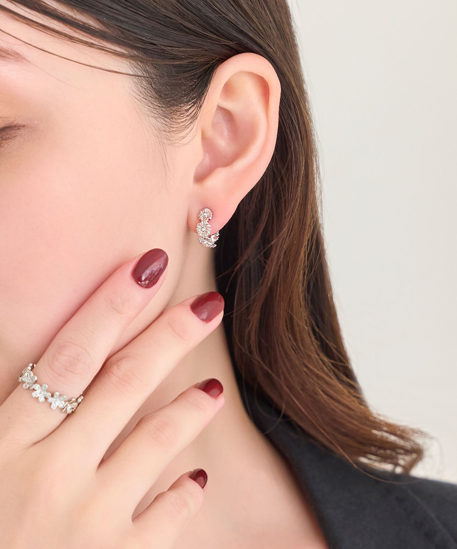 Phoebe「【金属アレルギー対応】マーガレットフラワーフープピアス　シルバー」|ピアス|
