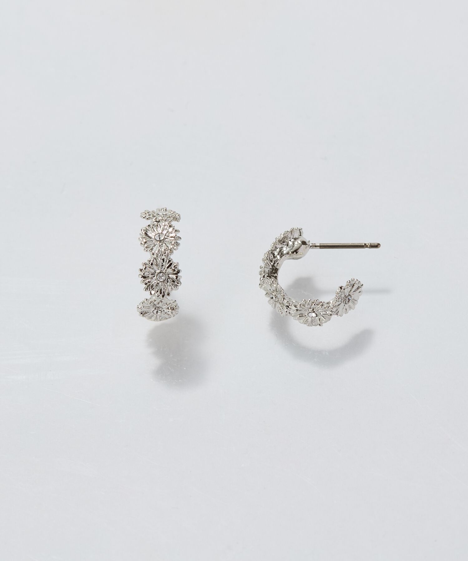 Phoebe「【金属アレルギー対応】マーガレットフラワーフープピアス　シルバー」|ピアス|