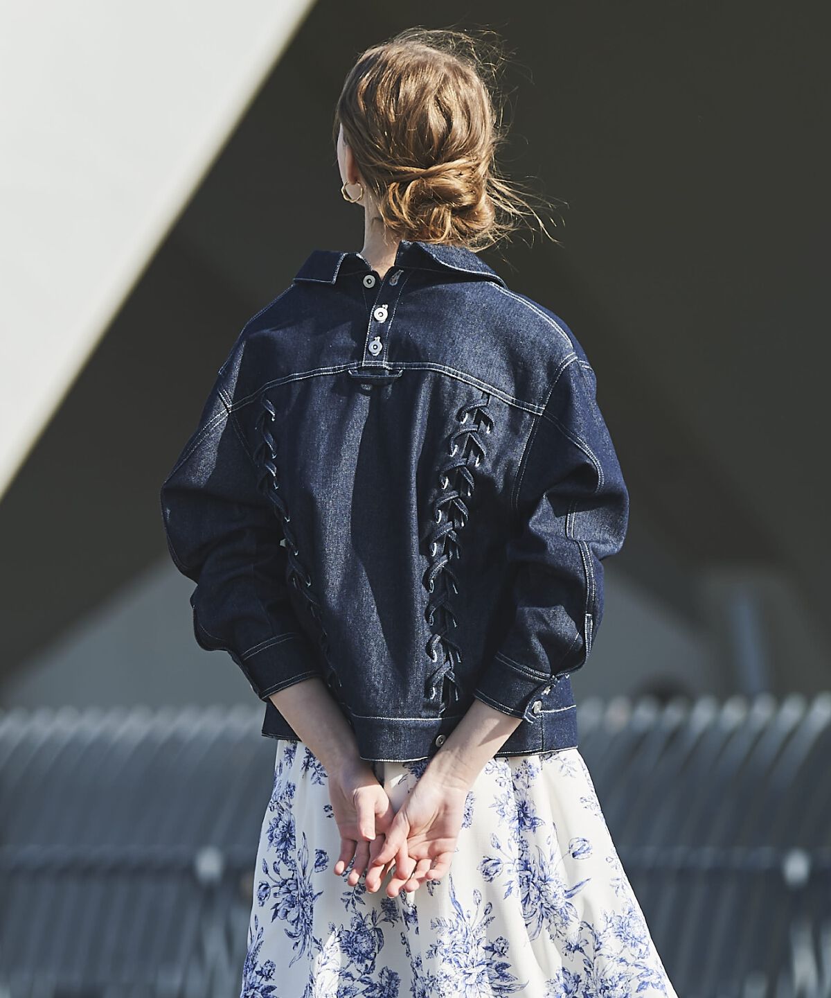 アンドクチュール「バックレースアップミドル丈デニムジャケット」|デニムジャケット|