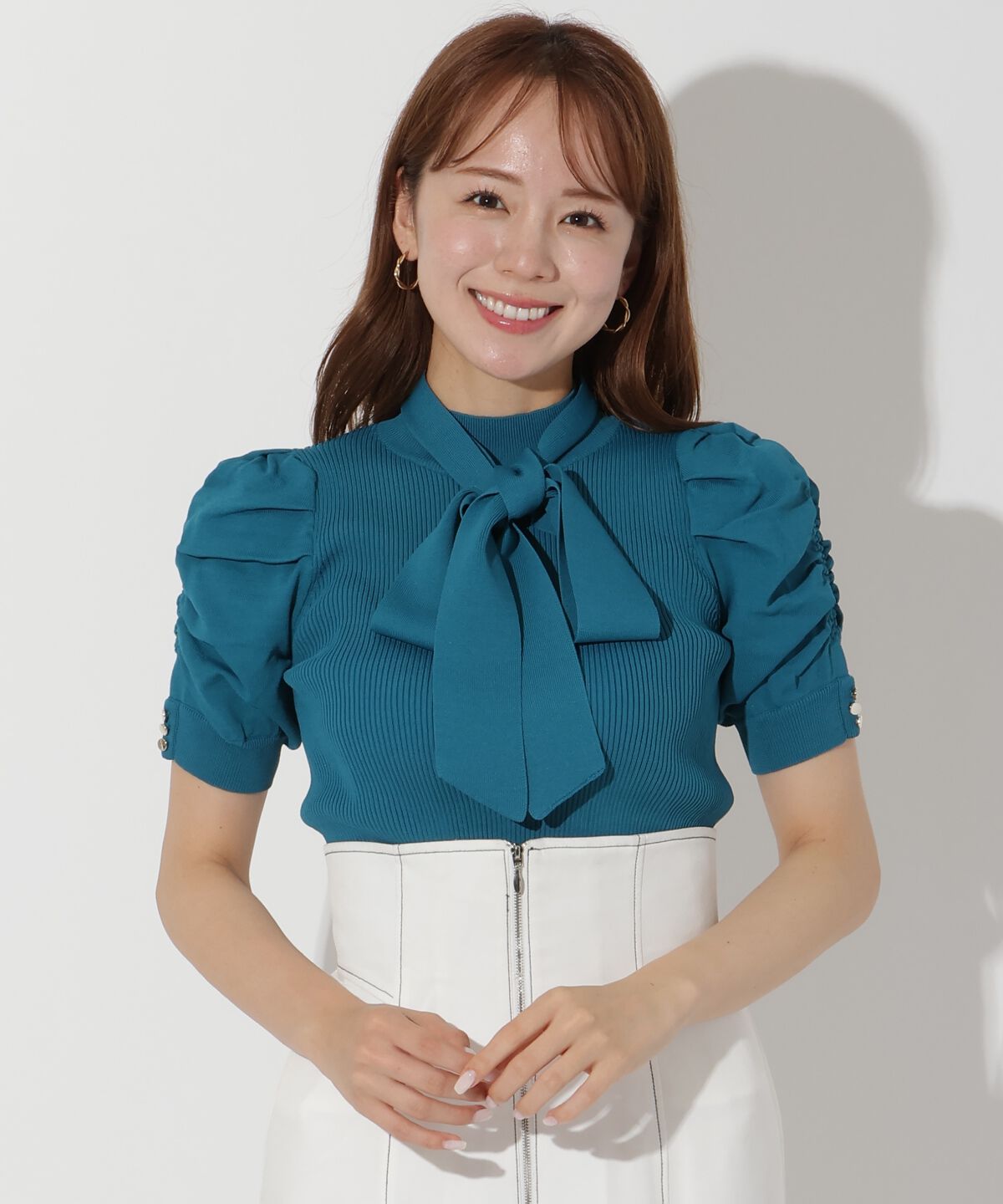 アンドクチュール「袖ギャザーボウタイ付き半袖ニットプルオーバー」|ニット・セーター|