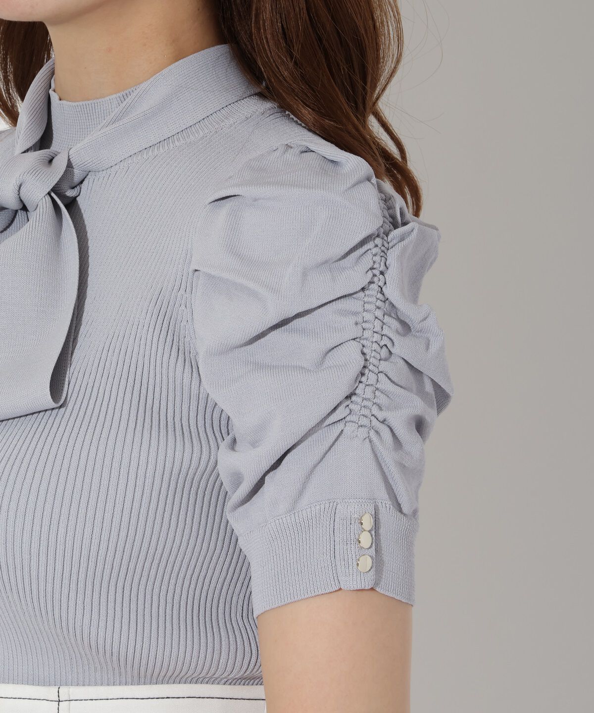 アンドクチュール「袖ギャザーボウタイ付き半袖ニットプルオーバー」|ニット・セーター|