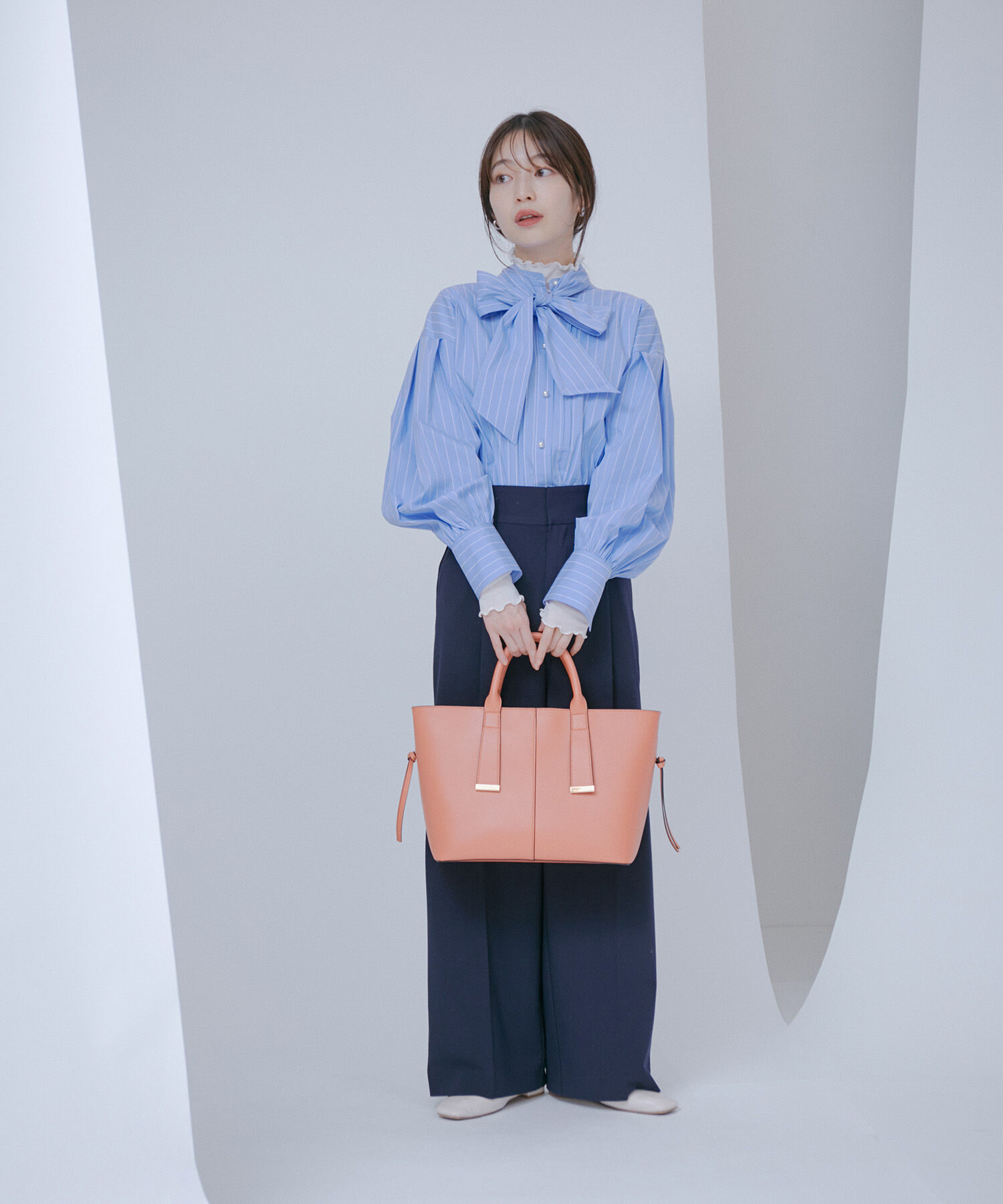 VIS「【洗える・防シワ】リボンボウタイパールボタンバンドカラーシャツ」|シャツ・ブラウス|