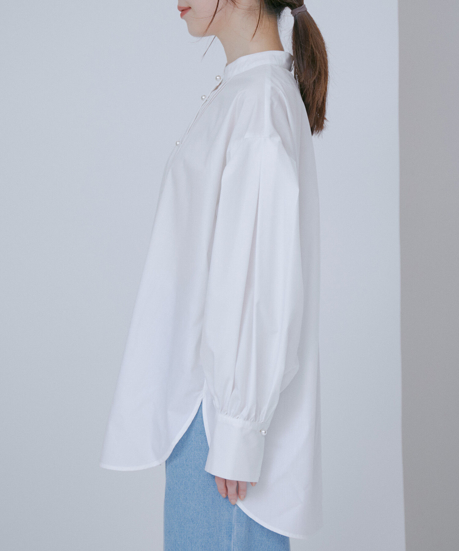 VIS「【洗える・防シワ】リボンボウタイパールボタンバンドカラーシャツ」|シャツ・ブラウス|