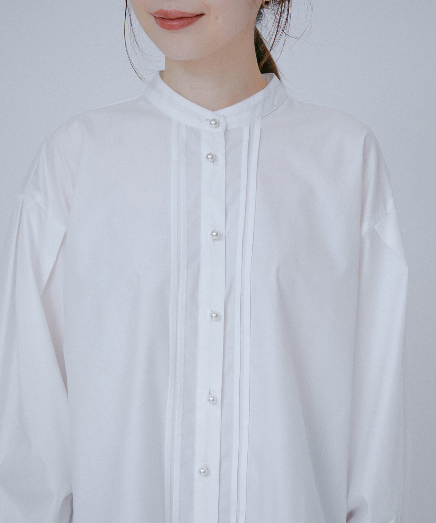 VIS「【洗える・防シワ】リボンボウタイパールボタンバンドカラーシャツ」|シャツ・ブラウス|
