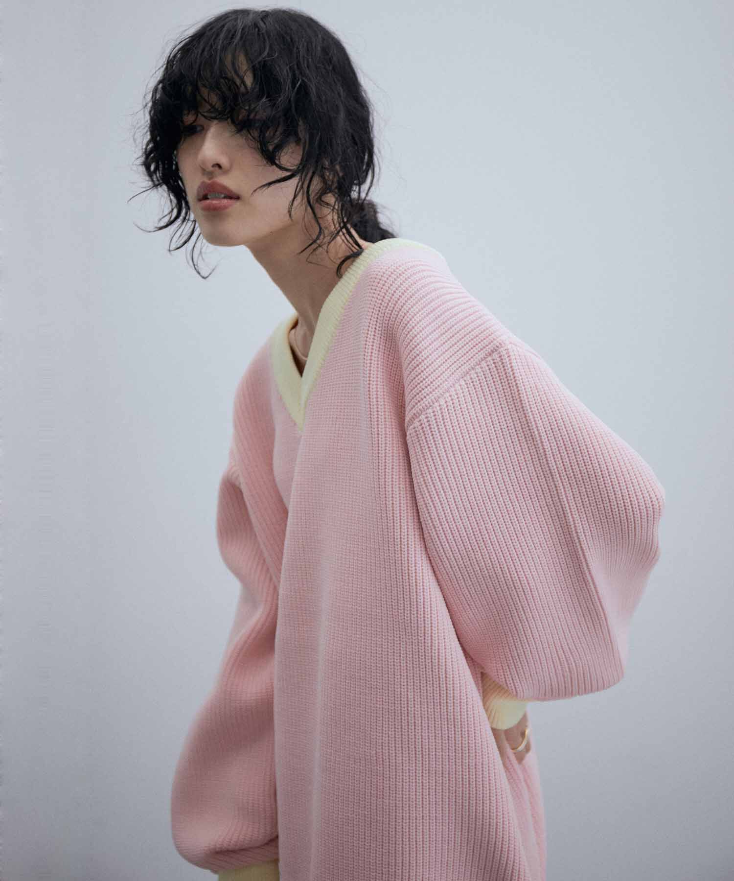 ADAM ET ROPE'「発売後即完売!!《WEB限定》【LOGAN/ローガン 別注】カレッジニット Vネック オーバーシルエット/ワッペン付」|ニット・セーター|