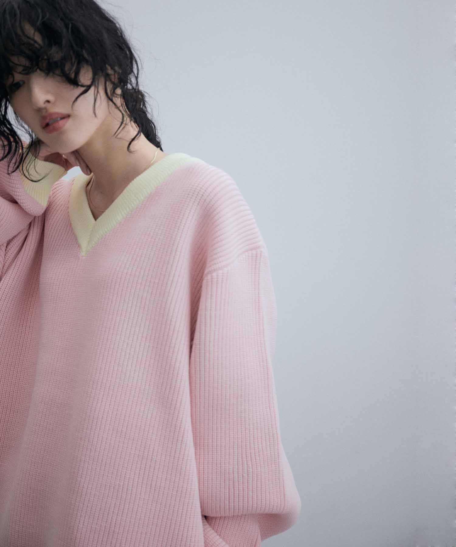 ADAM ET ROPE'「発売後即完売!!《WEB限定》【LOGAN/ローガン 別注】カレッジニット Vネック オーバーシルエット/ワッペン付」|ニット・セーター|