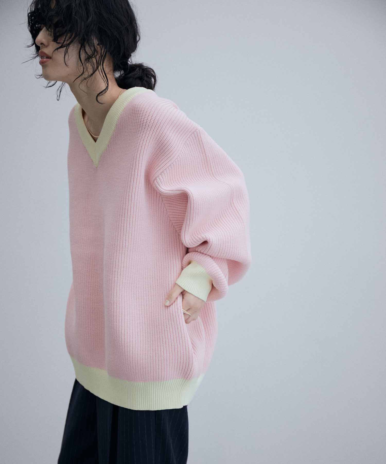 ADAM ET ROPE'「発売後即完売!!《WEB限定》【LOGAN/ローガン 別注】カレッジニット Vネック オーバーシルエット/ワッペン付」|ニット・セーター|