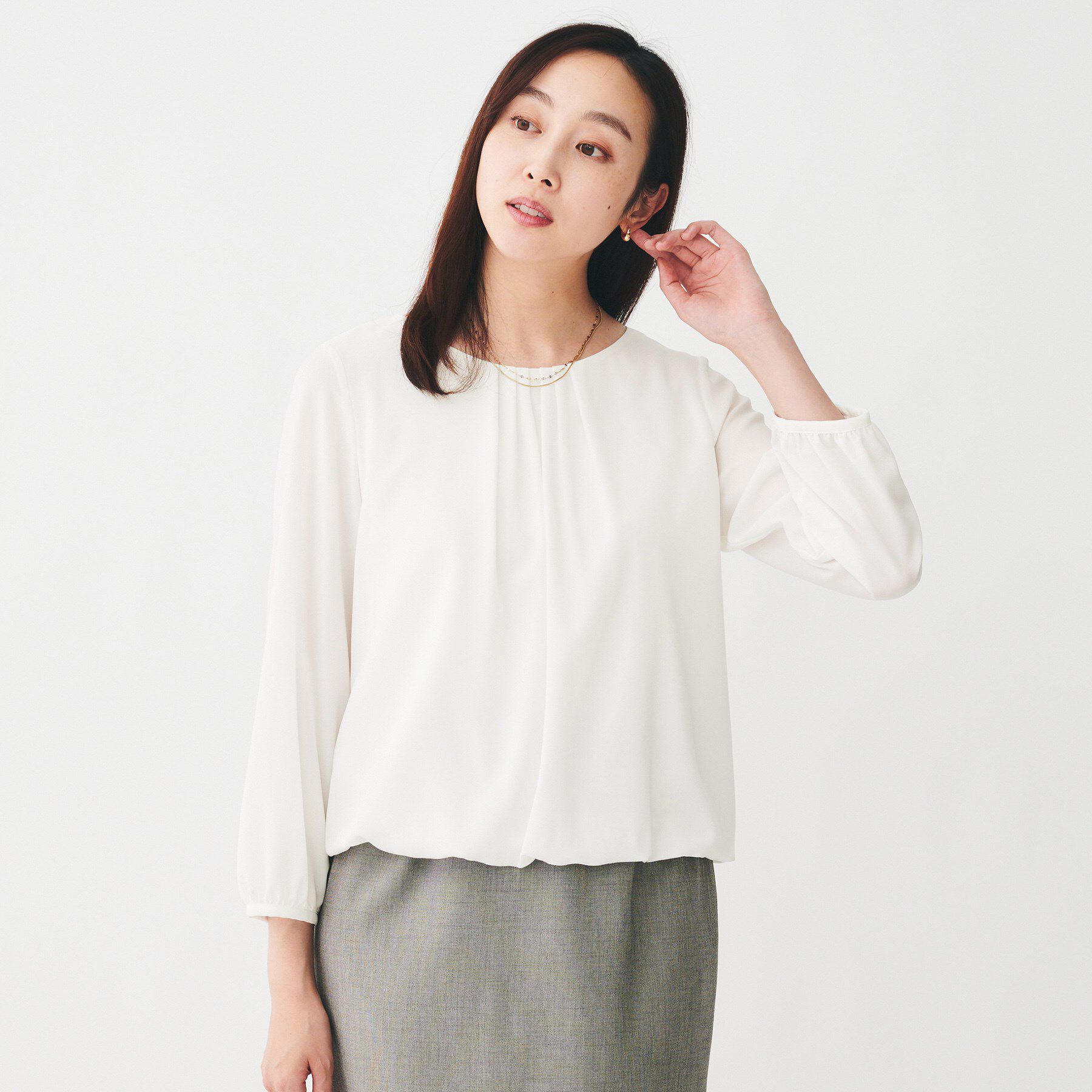 UNTITLED「【通勤スーツ/オフィス/フォーマル】パウダリーブラウス」|シャツ・ブラウス|オフホワイト(003