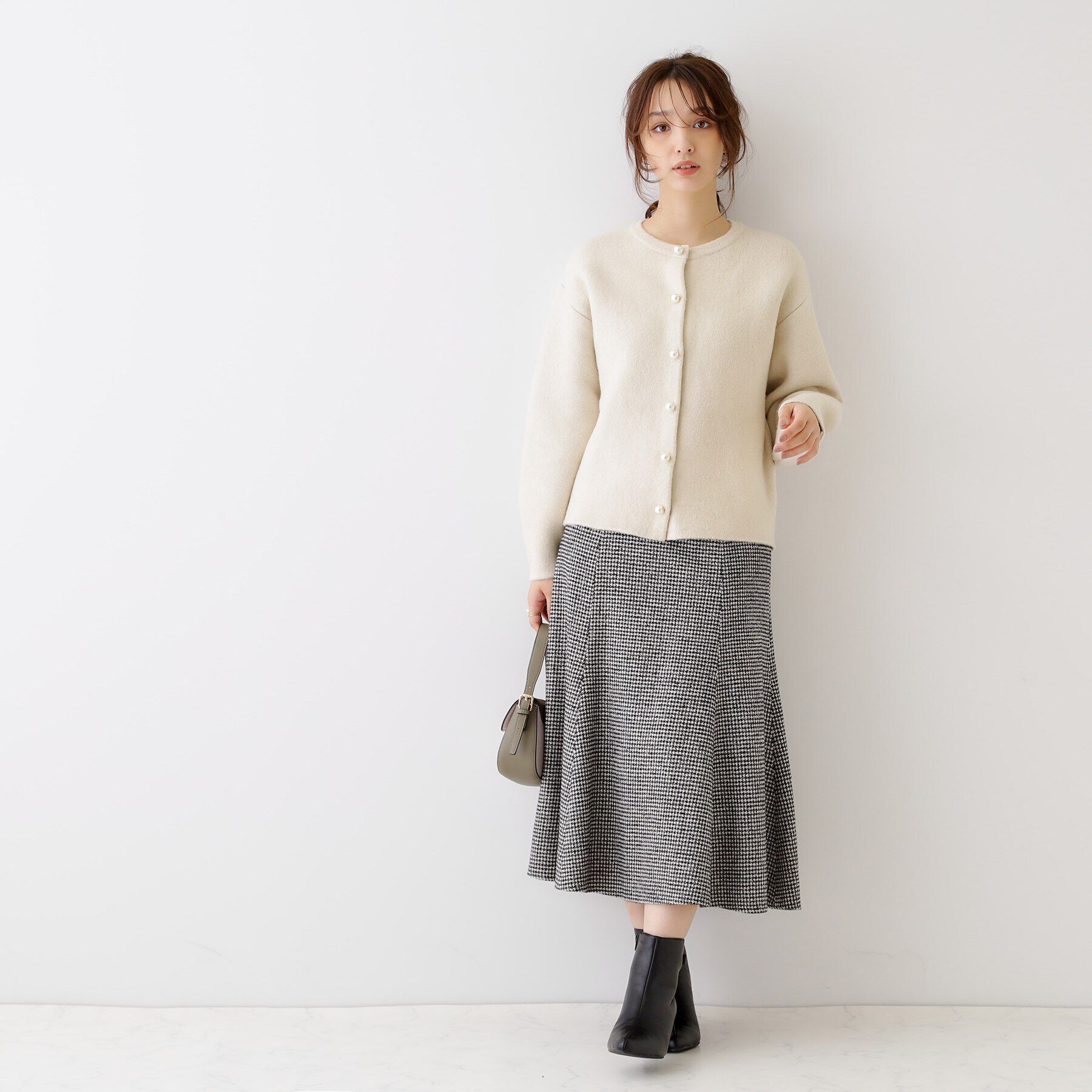 Couture broach「【上品仕立て】パール調釦コクーンニットジャケット」|ノーカラージャケット|