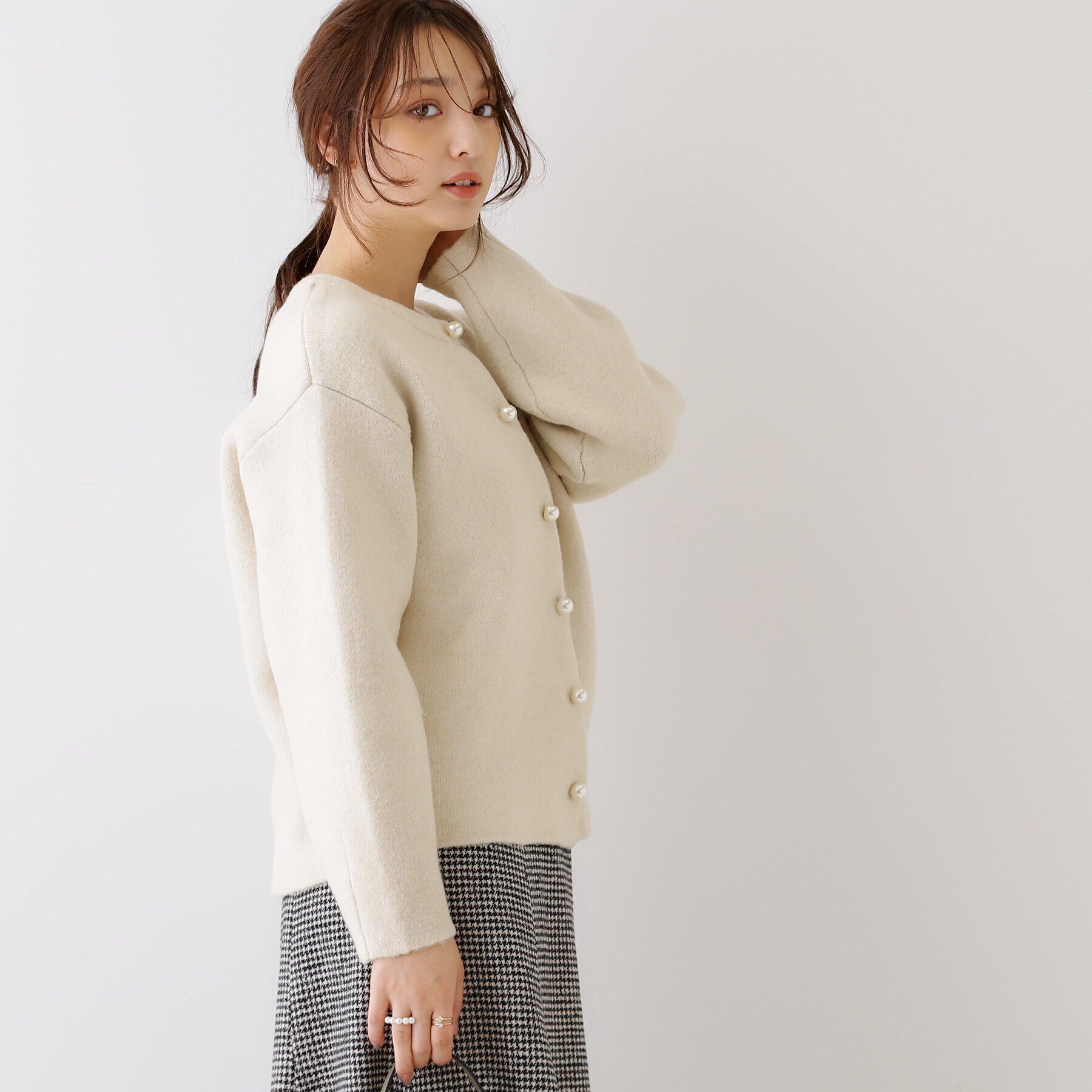 Couture broach「【上品仕立て】パール調釦コクーンニットジャケット」|ノーカラージャケット|