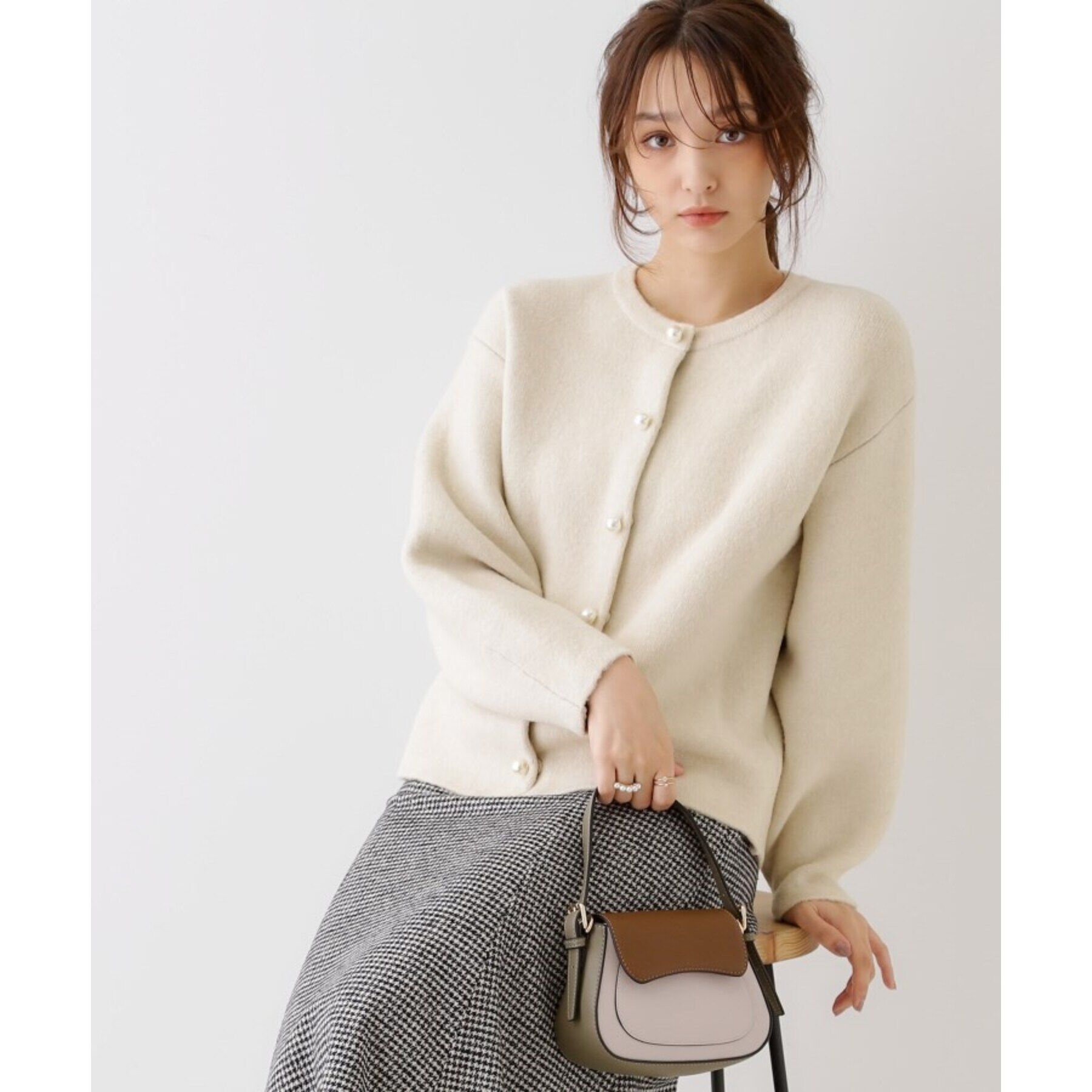 Couture broach「【上品仕立て】パール調釦コクーンニットジャケット」|ノーカラージャケット|