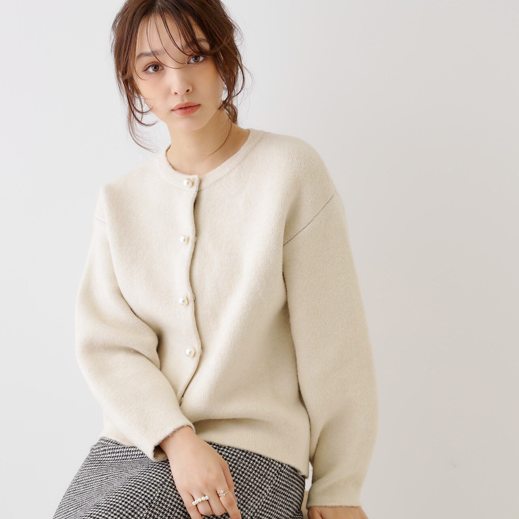 Couture broach「【上品仕立て】パール調釦コクーンニットジャケット」|ノーカラージャケット|