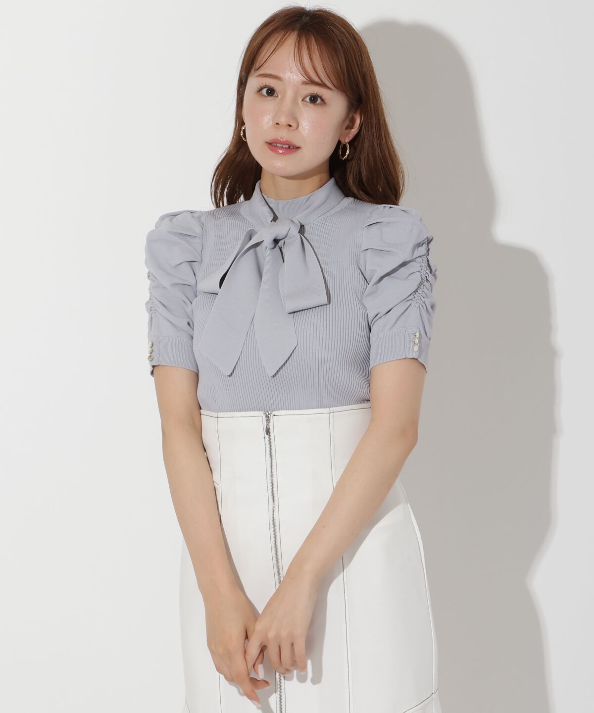 アンドクチュール「袖ギャザーボウタイ付き半袖ニットプルオーバー」|ニット・セーター|