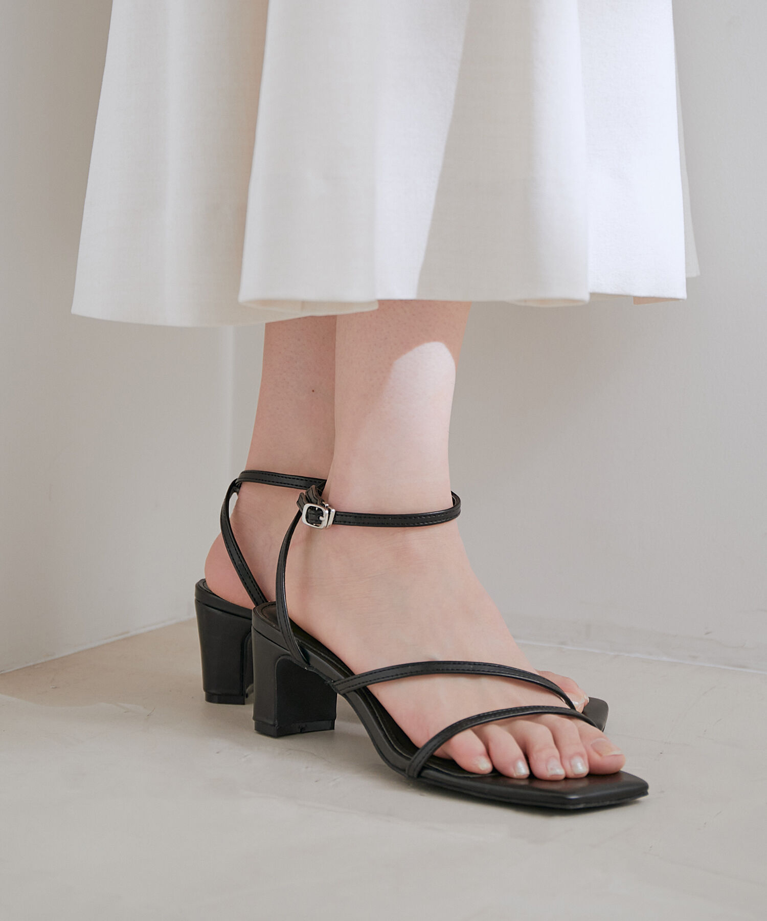 Juze「ナローアシメストラップヒールサンダル」|サンダル|ブラック(01)