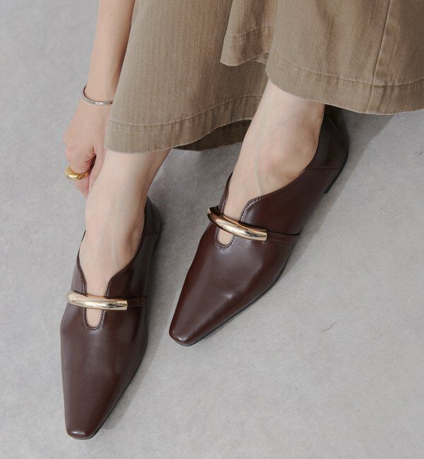  「【洗練された雰囲気に】ゴールドモチーフフラットシューズ」|その他|