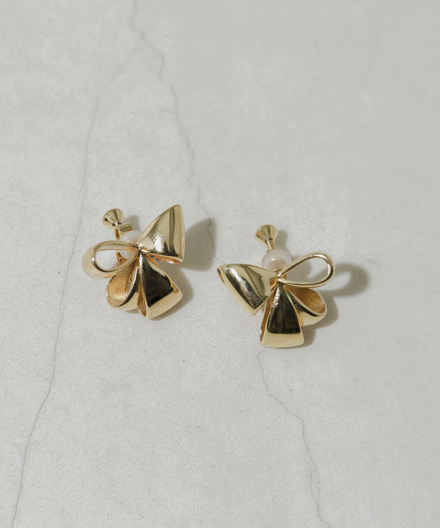 SMELLY「ニュアンスリボンモチーフイヤリング」|イヤリング|